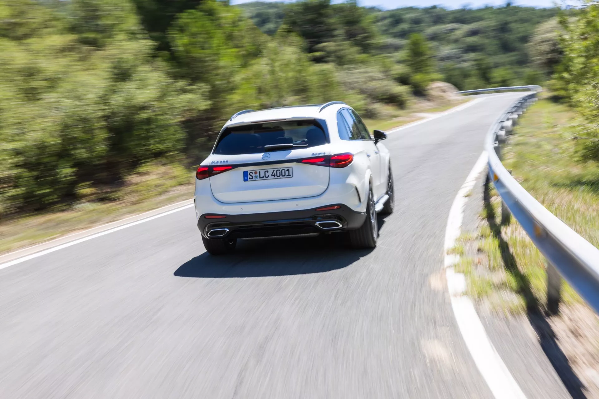 Predný pohľad na Mercedes GLC 254 z roku 2022 v elegantnej kovovej striebornej úprave, ktorý ukazuje sofistikovaný aerodynamický dizajn, elegantné LED svetlomety, odvážnu mriežku s ikonickou hviezdou Mercedes-Benz a rafinované línie odrážajúce moderný luxus a pokročilú automobilovú techniku.