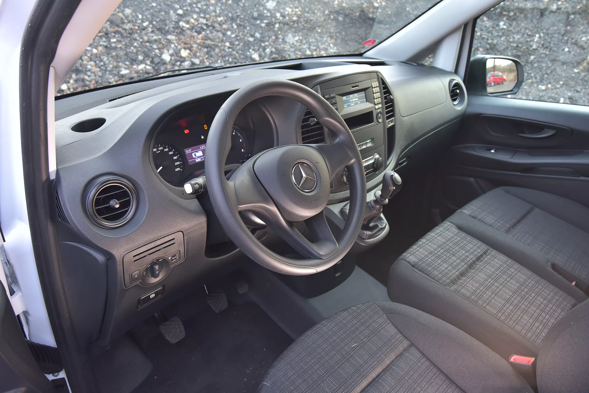 Interiérový pohľad na Mercedes-Benz Vito Tourer z roku 2014 so zameraním na stranu vodiča, volant, prístrojovú dosku a páku radenia.