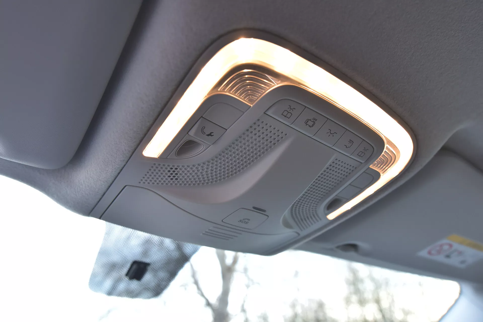 Detailný pohľad na hornú konzolu Mercedes-Benz Vito 2014 s ovládaním osvetlenia a strešného okna, funkciou SOS pre núdzové volania, mikrofónom, reproduktorom a indikátorom senzora dverí, ukazujúce pokročilú technológiu a dizajn vozidla