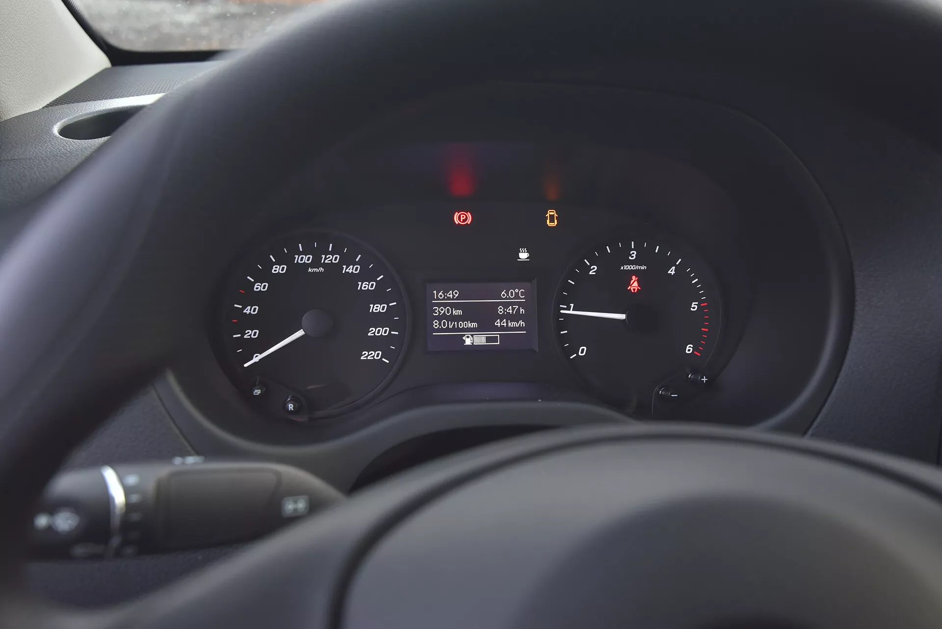 Detailný pohľad na prístrojový panel Mercedes-Benz Vito Tourer 2014 zobrazujúci rýchlosťomer, otáčkomer a digitálny displej s údajmi o teplote, čase a stavu tachometru, s mäkkým zaostrením na okolitú palubnú dosku a volant