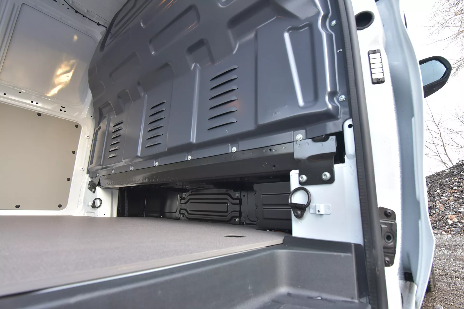 Zadný interiér dodávky Mercedes-Benz Vito Tourer z roku 2014, ktorý zdôrazňuje priestranný nákladný priestor s rovnou podlahou, otvorené dvere a odolné povrchy pre efektívne nakladanie a bezpečnú prepravu.