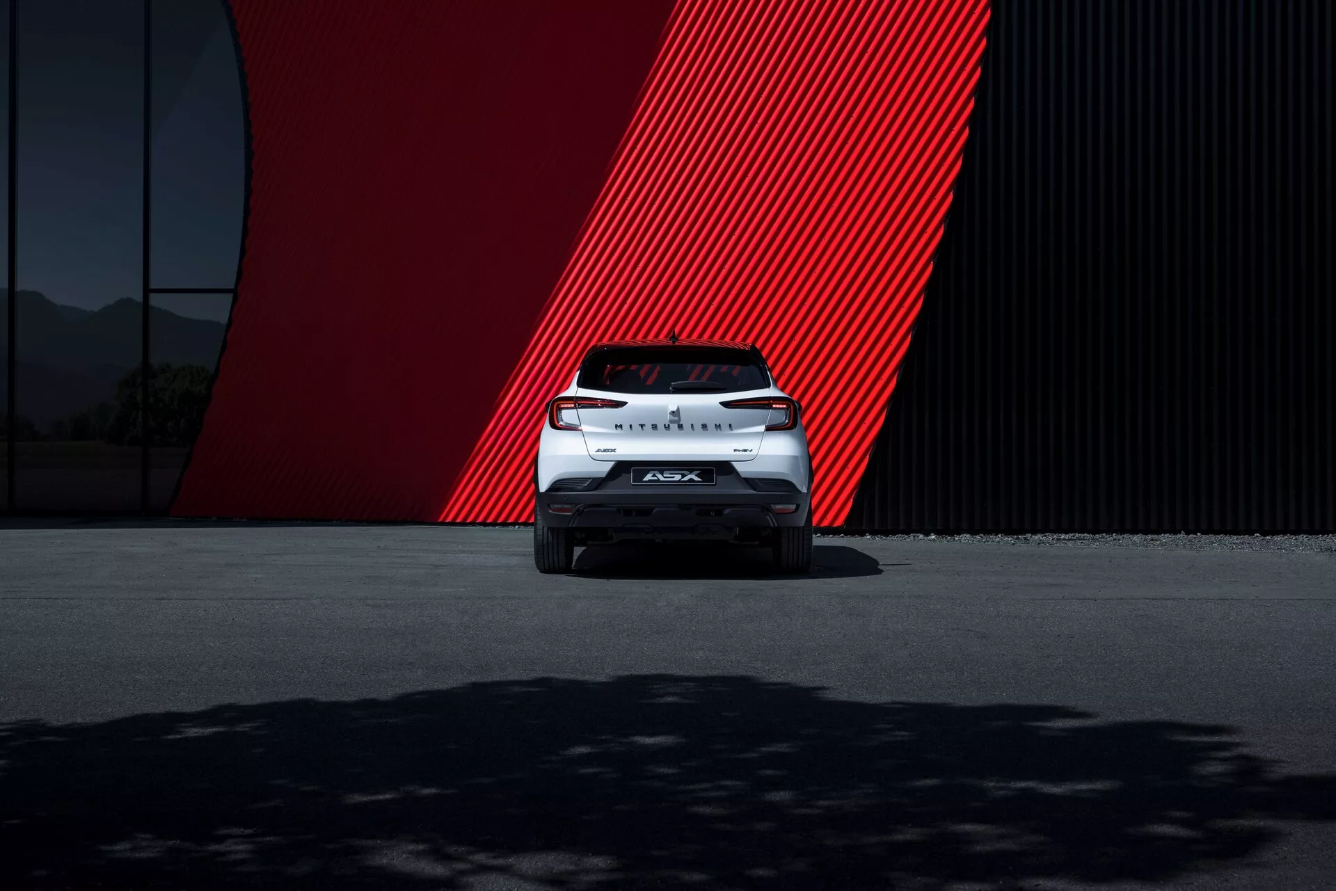 Bočný pohľad na Mitsubishi ASX 2023 2. generácie, ukazujúci jeho elegantný dizajn, moderné LED svetlomety a štýlové zliatinové kolesá.