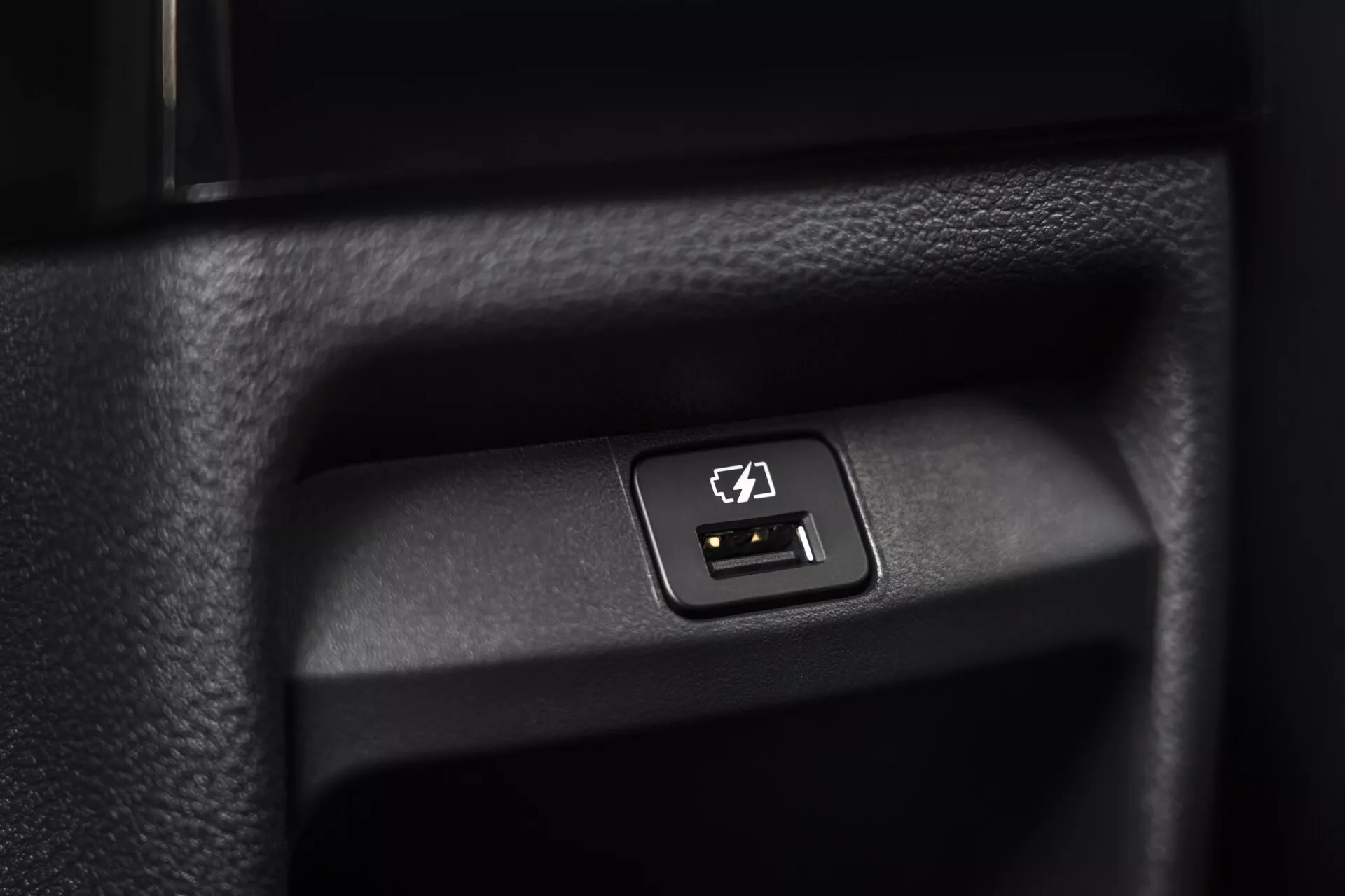 Funkcia interiéru Nissan Juke (F16) 2019 s USB portom v textúrovanej priehradke