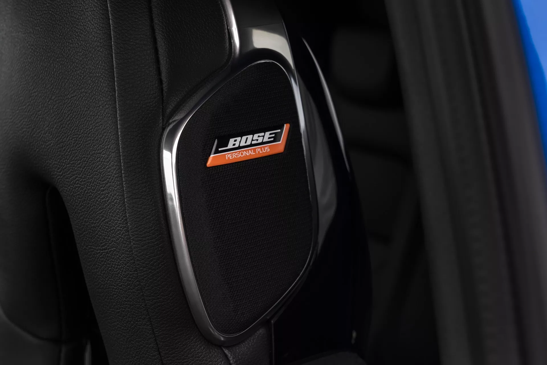 Detailný pohľad na prémiový kryt reproduktora značky BOSE v Nissan Juke 2019 (F16), ktorý zdôrazňuje technológiu vysoko kvalitného zvukového systému v interiéri luxusného auta.