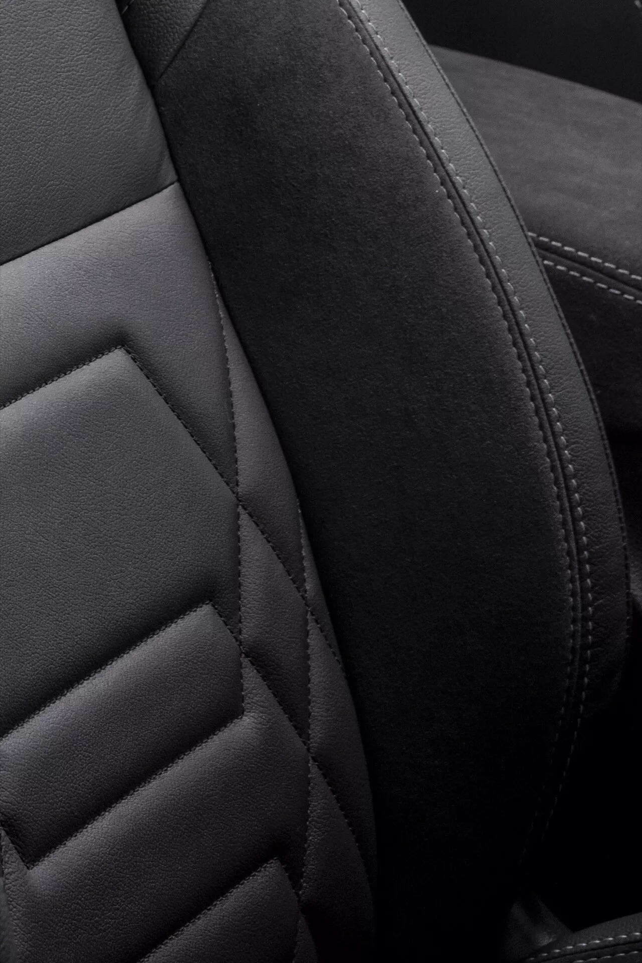 Nissan Qashqai 2024 J12-Facelift s moderným aerodynamickým dizajnom, aktualizovanou prednou maskou, elegantnými LED svetlometmi a vylepšeným interiérom s pokročilou technológiou.