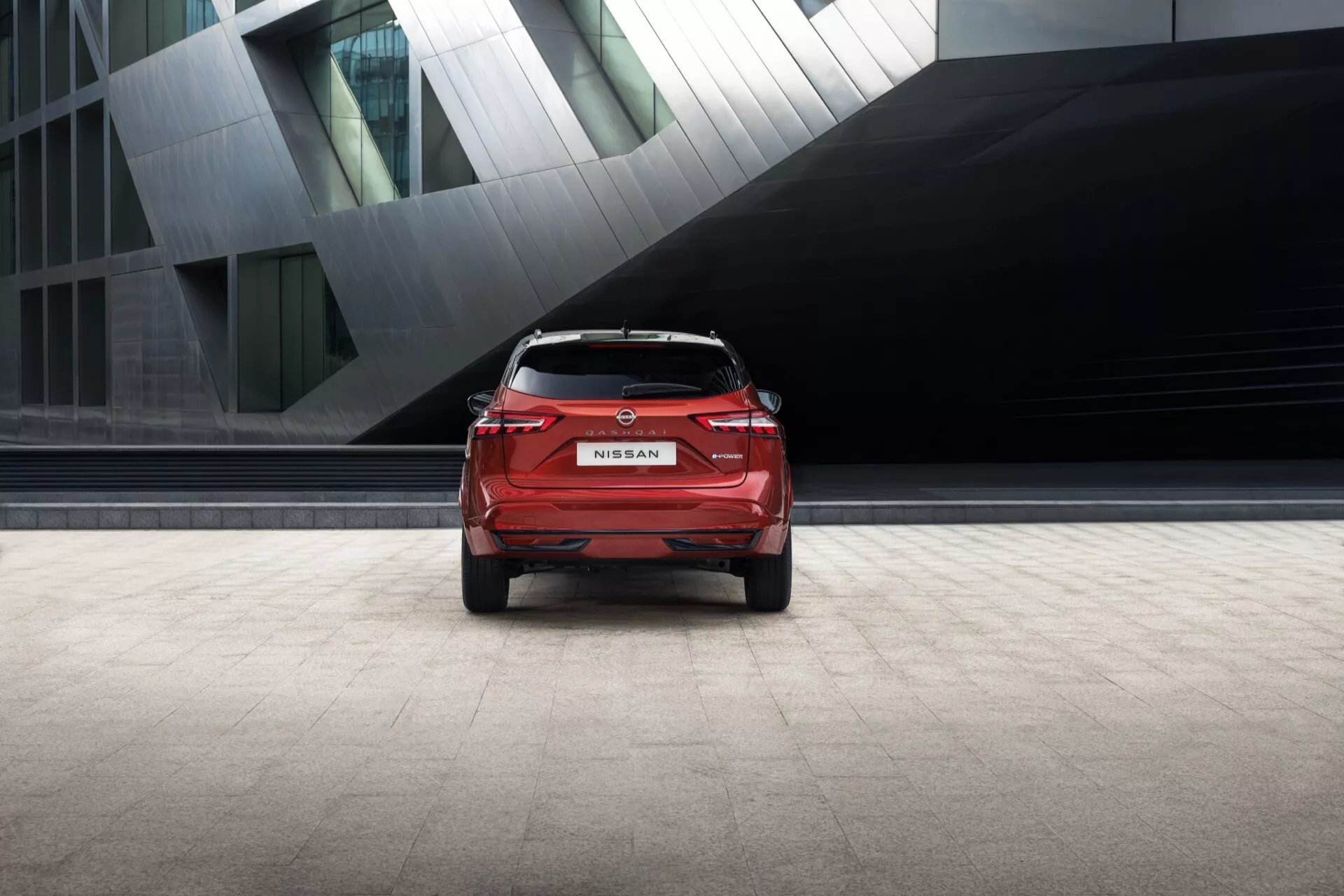 Nissan Qashqai 2024 (J12-Facelift) sa vyznačuje elegantným, moderným dizajnom s aerodynamickými líniami, vylepšenými LED svetlometmi a prepracovanou maskou, čo zdôrazňuje jeho rafinovaný vzhľad a pokročilé technológie.