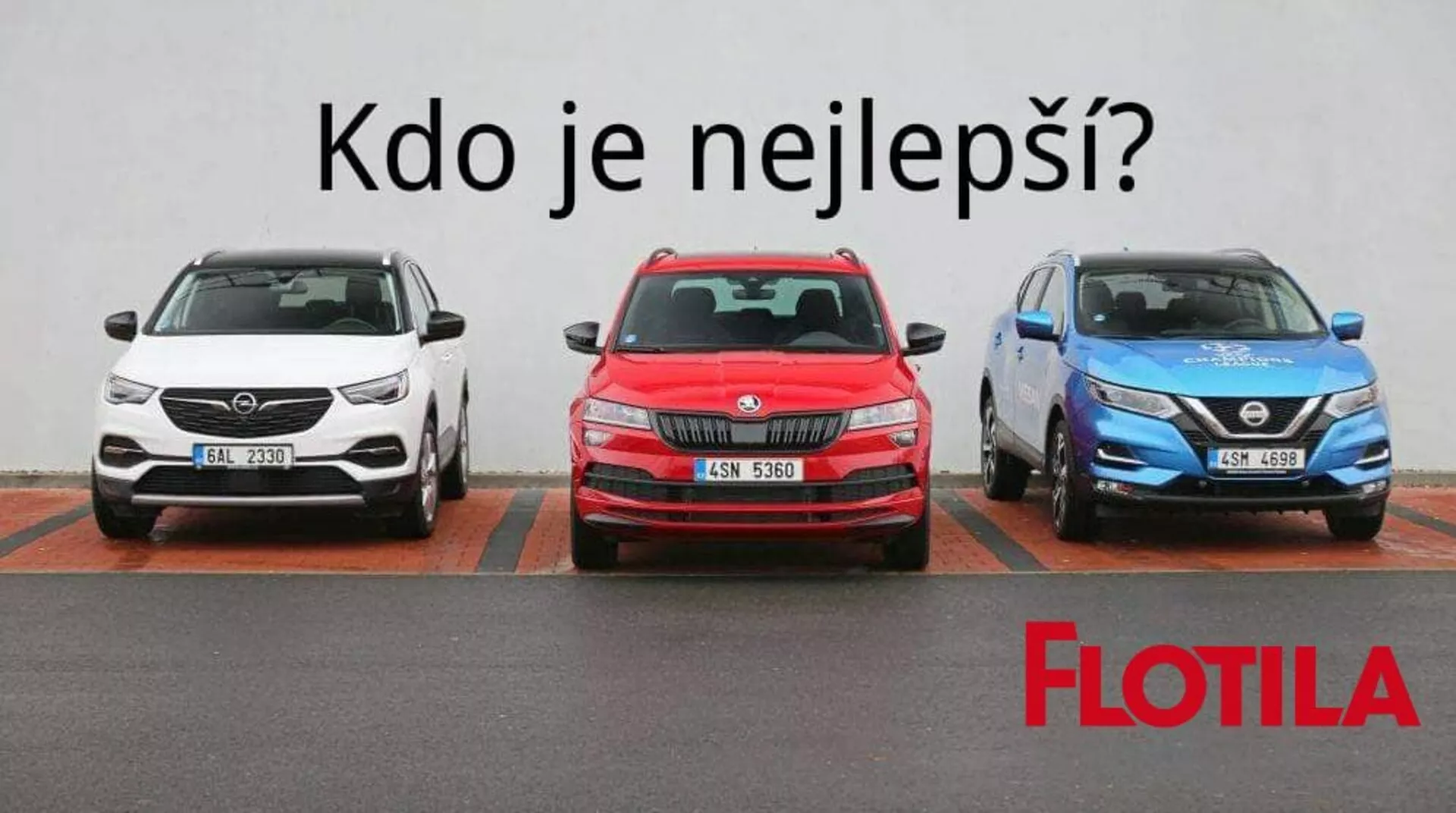 Rad troch áut na parkovisku, vrátane bieleho SUV s modernými LED dennými svetlami a viaceročnými zliatinovými kolesami, červenej hatchback s športovým predným nárazníkom a zliatinovými kolesami, a modrého crossovera s V-tvarovanou mriežkou a uhlovými LED svetlometmi, všetky otočené k kamere proti jednoduchej stene s označením parkovacích miest.