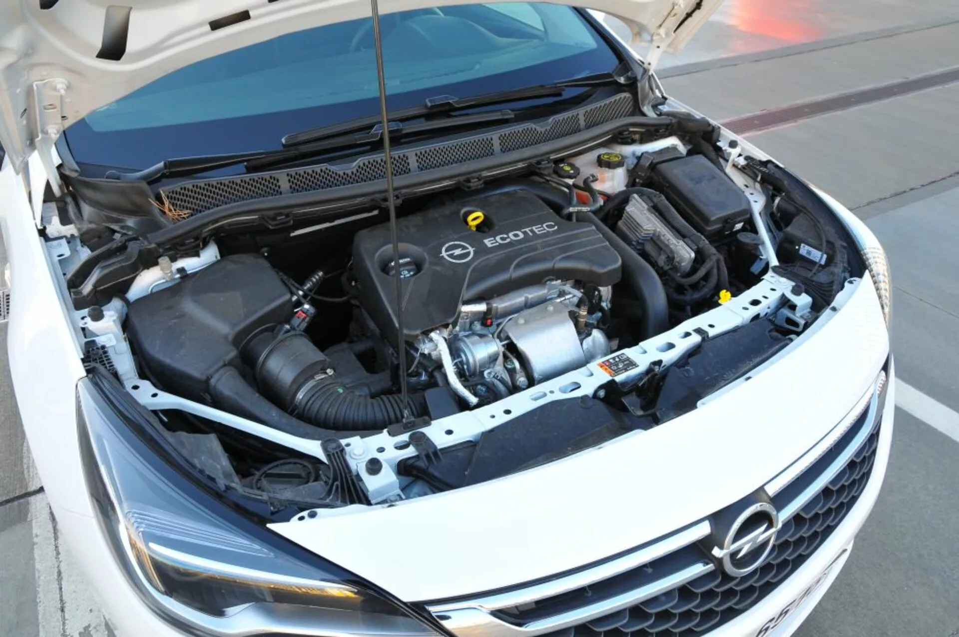 Pohľad zhora na motorový priestor Ecotec vozidla Opel Astra 2005 so zameraním na motorový blok, prívod vzduchu a rôzne komponenty