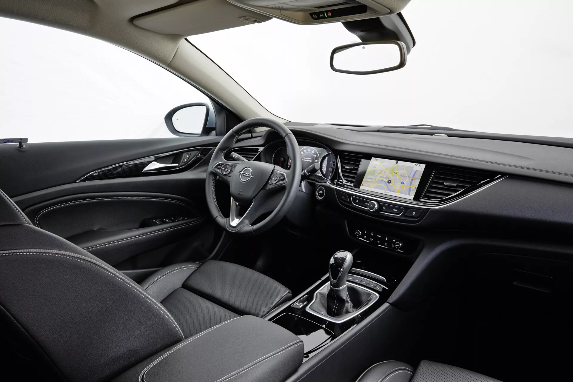 Interiér Opel Insignia 2013 s multifunkčným volantom, digitálnym palubným panelom, dotykovým informačným systémom s navigáciou, automatickou prevodovkou s výberom jazdného režimu, klimatizáciou a koženými sedadlami s detailným prešívaním, všetko pod profesionálnym štúdiovým osvetlením.