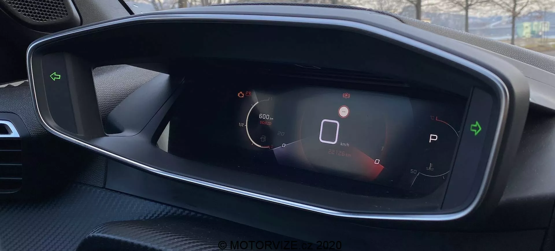 Detailný pohľad na digitálny palubný panel modelu Peugeot 2008 2020, obsahujúci tachometer, ikonu stavu vozidla, výber prevodového stupňa v parkovacom režime, symbol batérie a ďalšie indikátory stavu. Čistý, vysoko kontrastný dizajn z pohľadu vodiča.