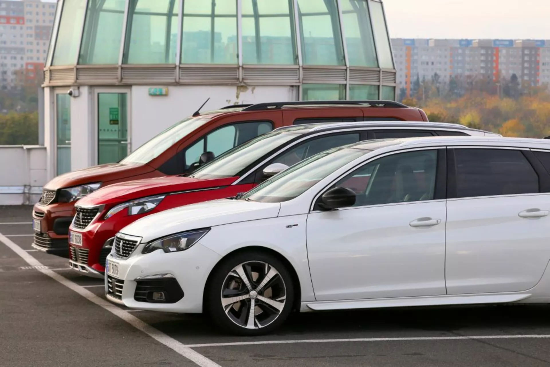 Peugeot 3008 z roku 2016 v perfektnom stave, predvádza svoj elegantný čierny exteriér, moderné dizajnové prvky, LED svetlomety a priestranný interiér