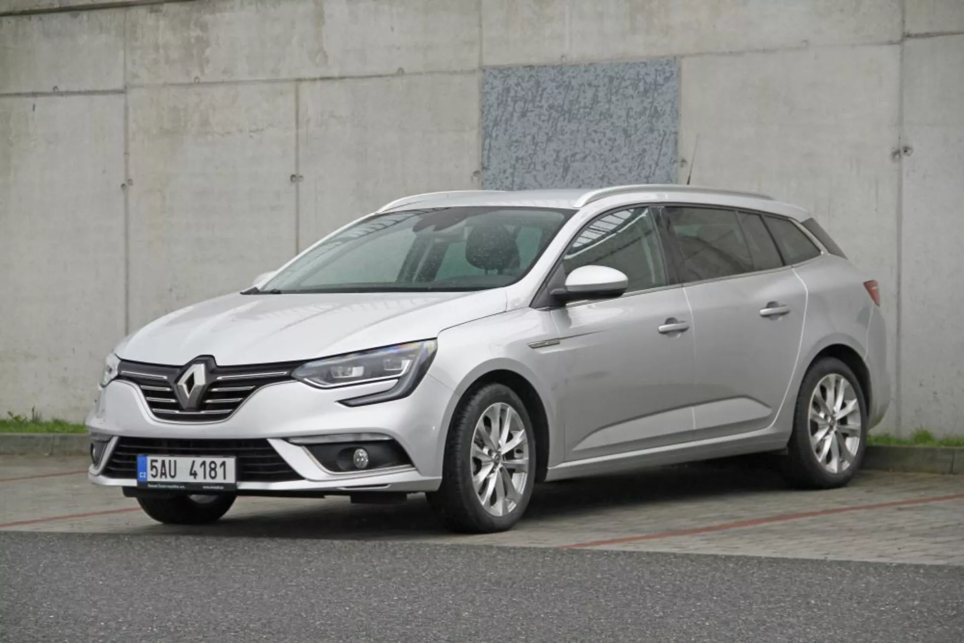 Moderný hatchback Peugeot 308 SW zobrazený z trojštvrtečnej prednej perspektívy zdôrazňujúcej športovú prednú mriežku, výrazné svetlomety, hmlové svetlá alebo vzduchové vstupy a viaceročné zliatinové kolesá v mestskom prostredí