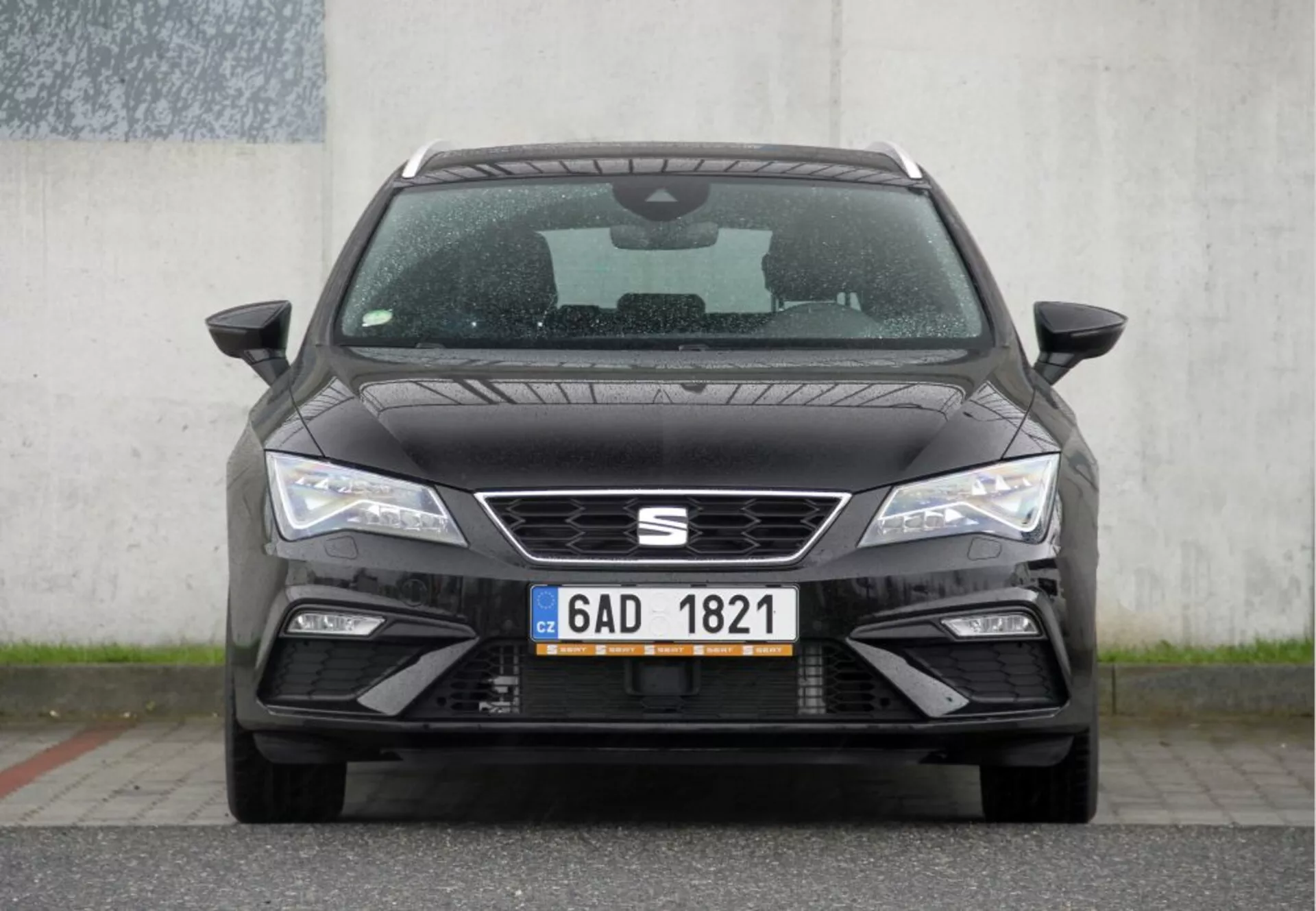 Predný pohľad na Peugeot 308 SW z roku 2013 ukazujúci charakteristickú prednú mriežku, ostré LED svetlomety a štýlový predný nárazník s otvormi na nasávanie vzduchu