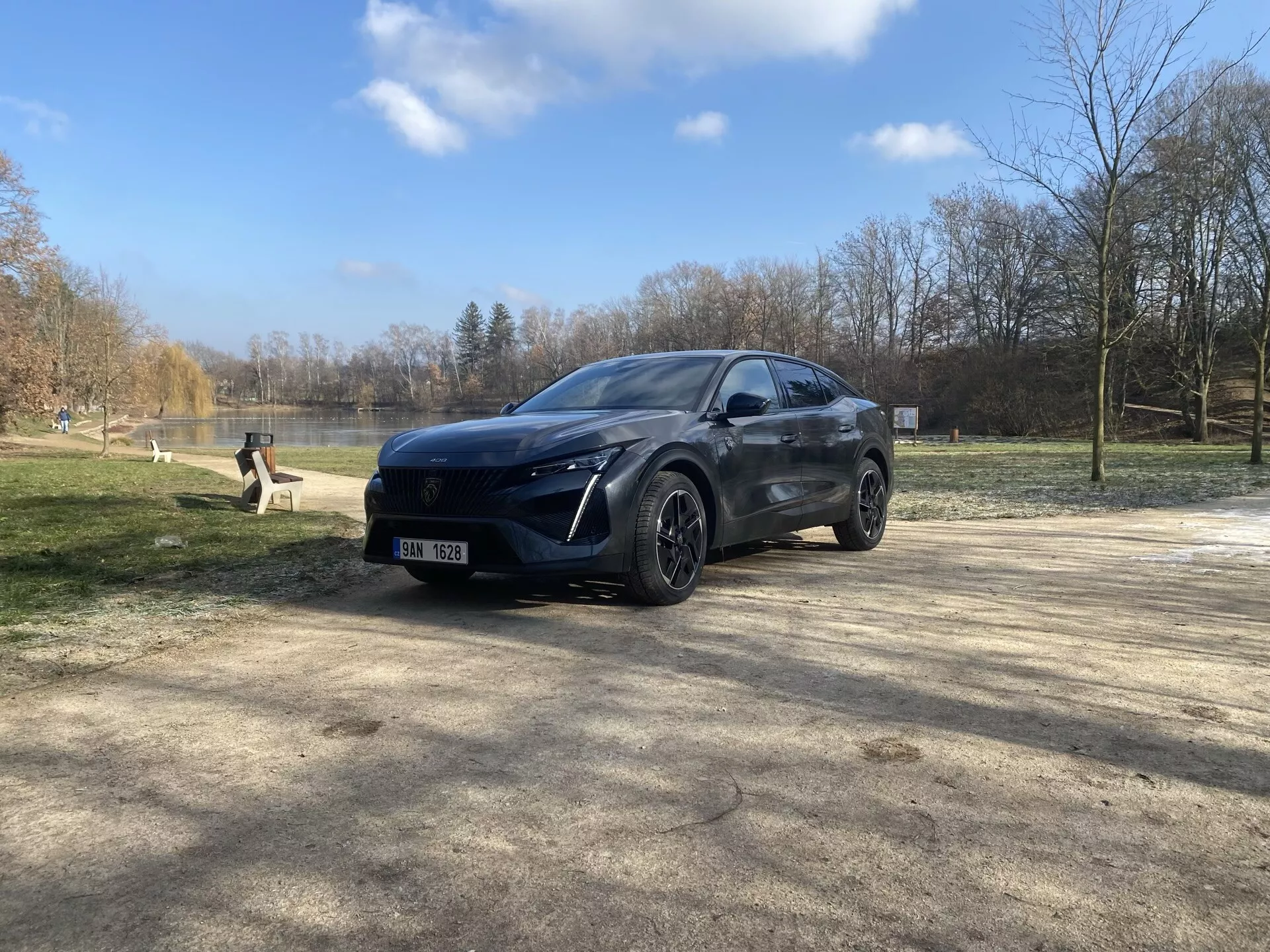 Nový Peugeot 408 1. generácia 2023 ukazujúci svoj elegantný dizajn, inovatívne funkcie a pokročilú technológiu
