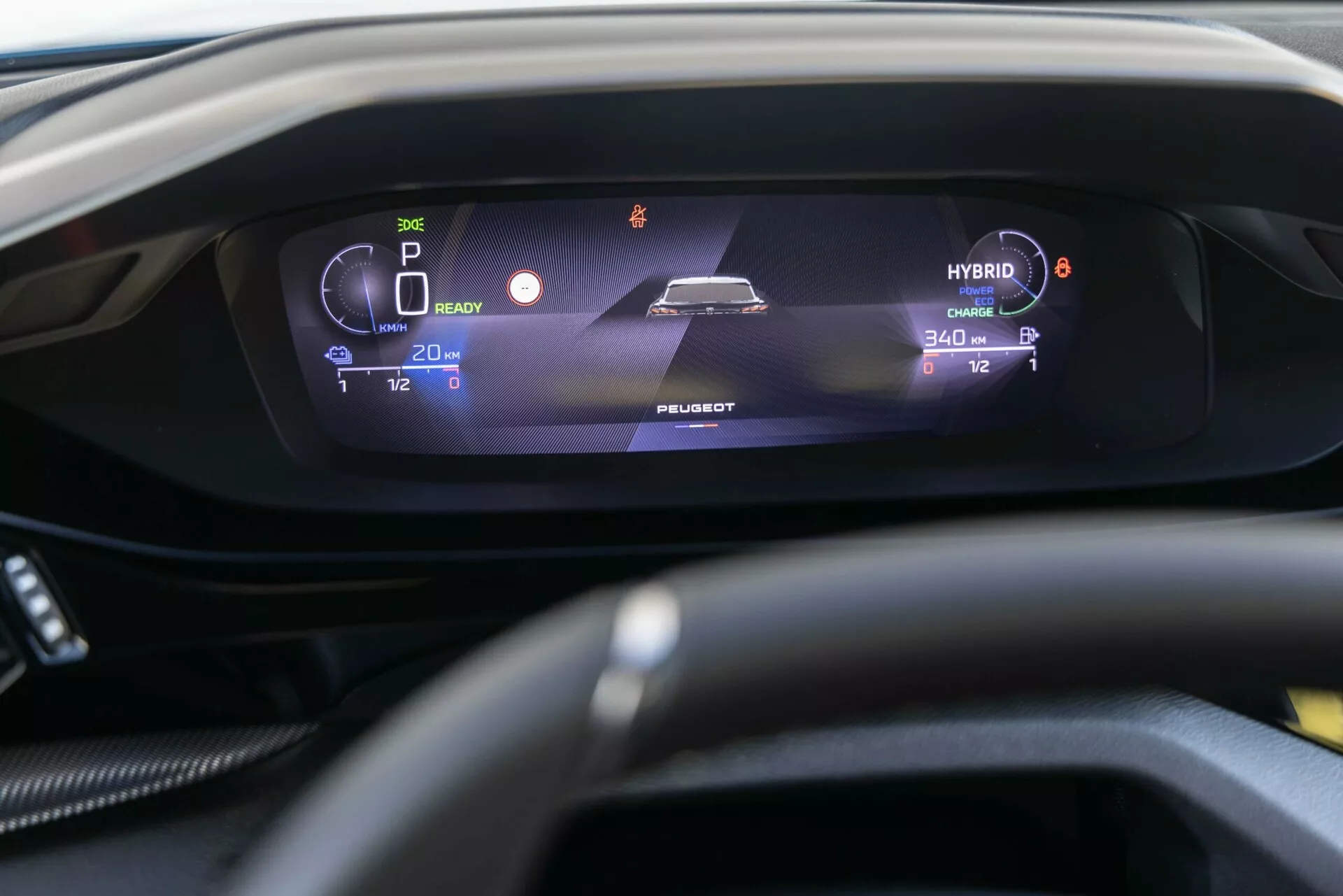 Detailný interiérový pohľad na Peugeot 408 2023 zobrazujúci digitálny prístrojový panel z pohľadu vodiča, s funkcie pre hybridné vozidlo ako nápis ‘HYBRID’, režim parkovania, úroveň batérie a dojazd, s dôrazom na elegantný, osvetlený displej za mierne rozostreným volantom.