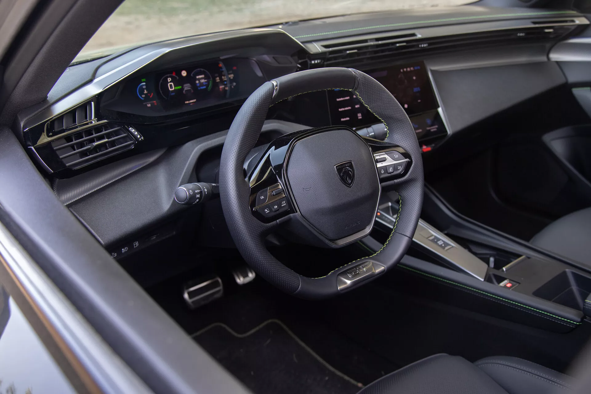 Interiér Peugeot 408 2023 zobrazujúci multifunkčný volant potiahnutý kožou, digitálny prístrojový panel a dotykový informačný systém z pohľadu vodiča