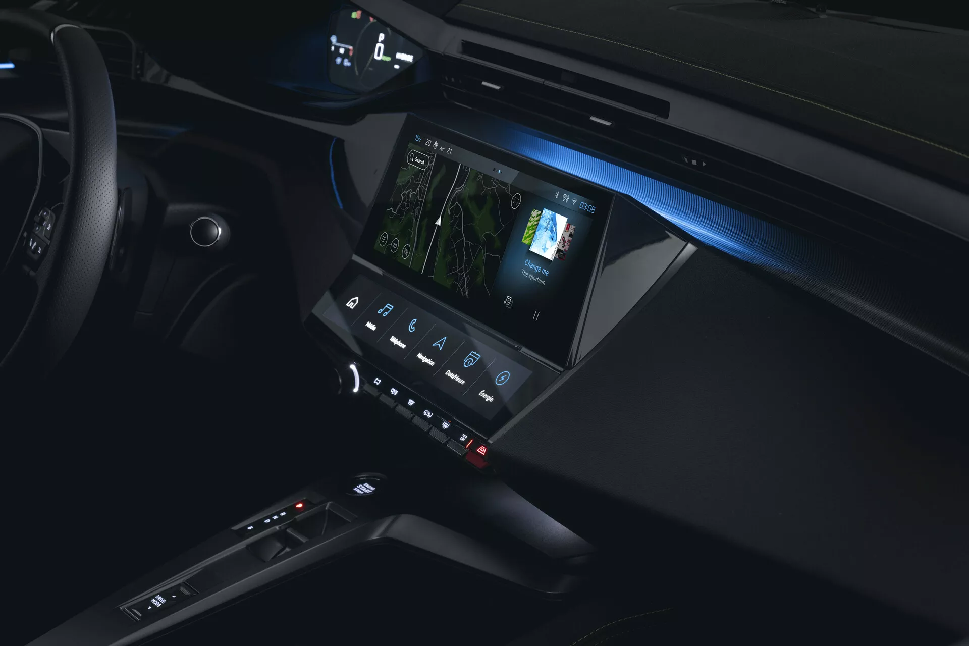 Podrobný pohľad na interiér Peugeot 408 2023 so zameraním na stredovú konzolu a informačno-zábavný systém s ambientným osvetlením a pokročilými technologickými funkciami, pohľad zo strany spolujazdca.