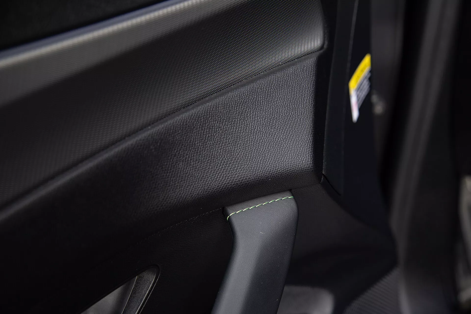 Úplne nové Peugeot 408 z roku 2023 v dynamickom postoji, ktoré predvádza jeho štíhly dizajn, pokročilé LED svetlomety a sofistikovanú siluetu