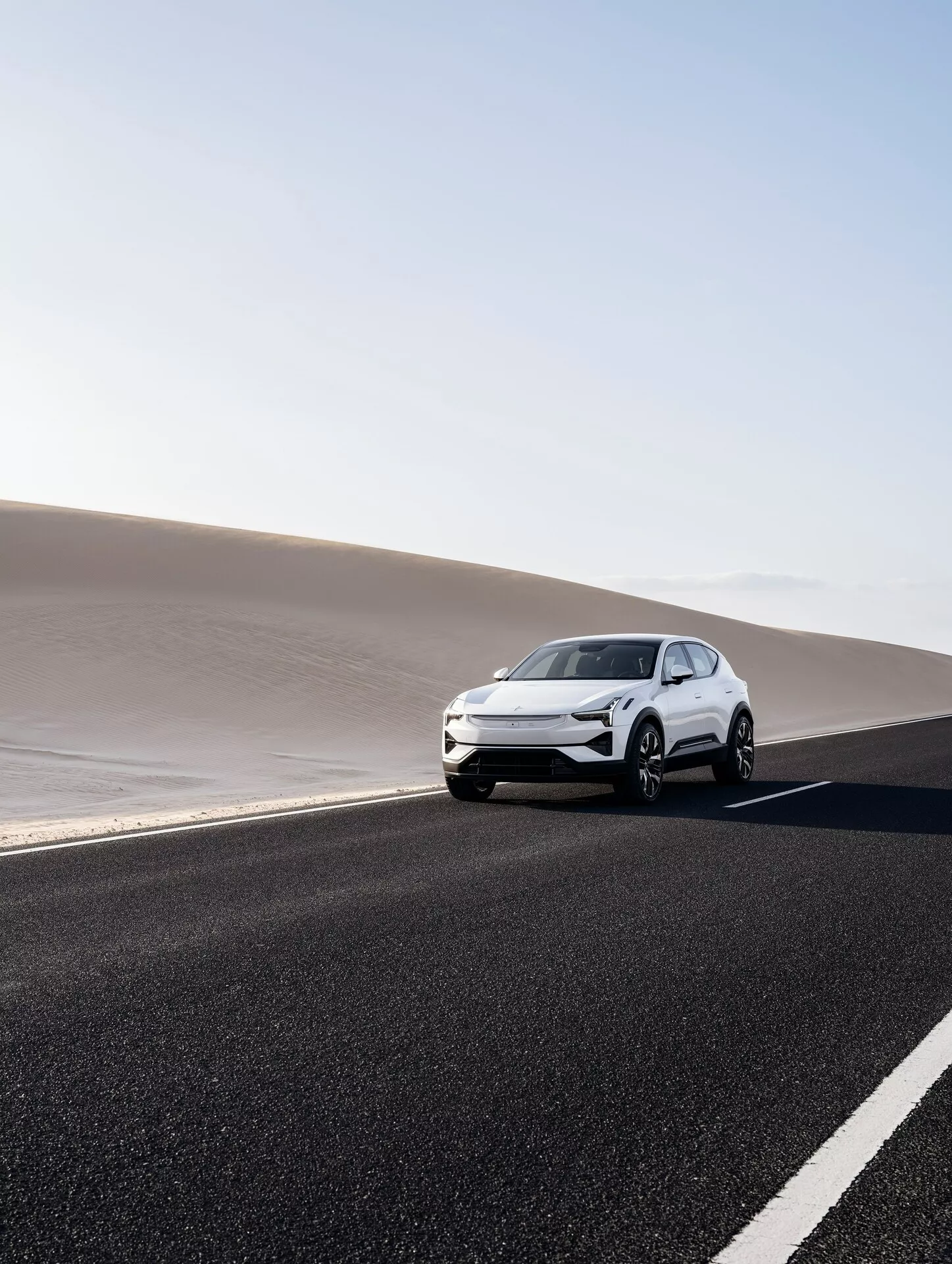 Luxusné elektrické SUV Polestar 3 prvej generácie z roku 2023 v dynamickej jazde po otvorenej ceste