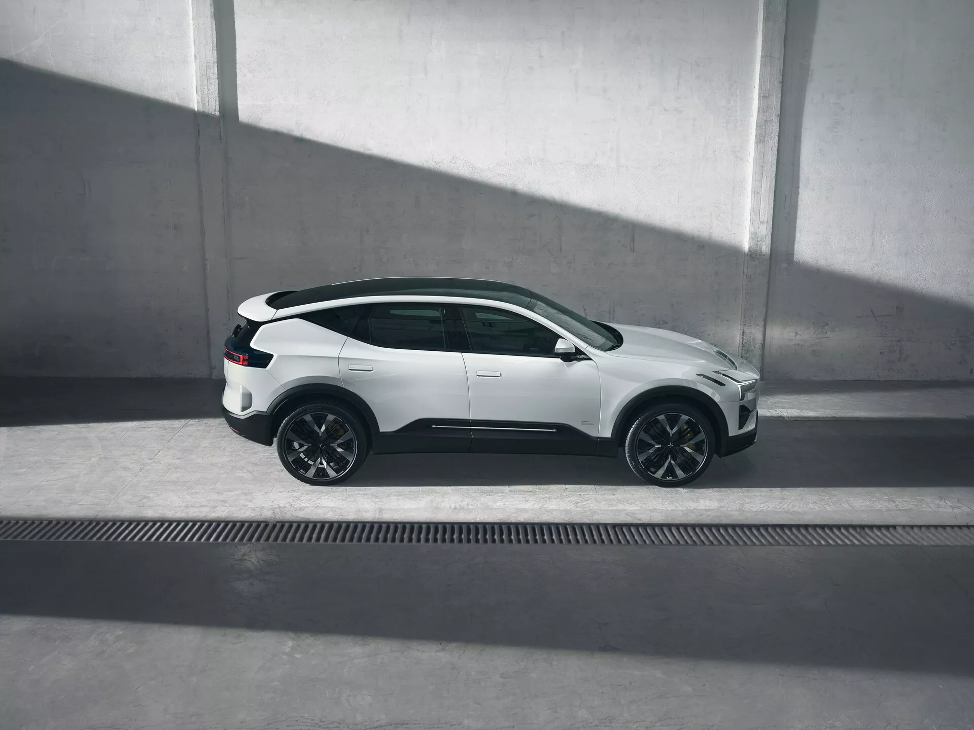 Polestar 3 z roku 2023, prvá generácia, s aerodynamickým škandinávskym dizajnom, luxusné elektrické SUV v dynamickom režime jazdy
