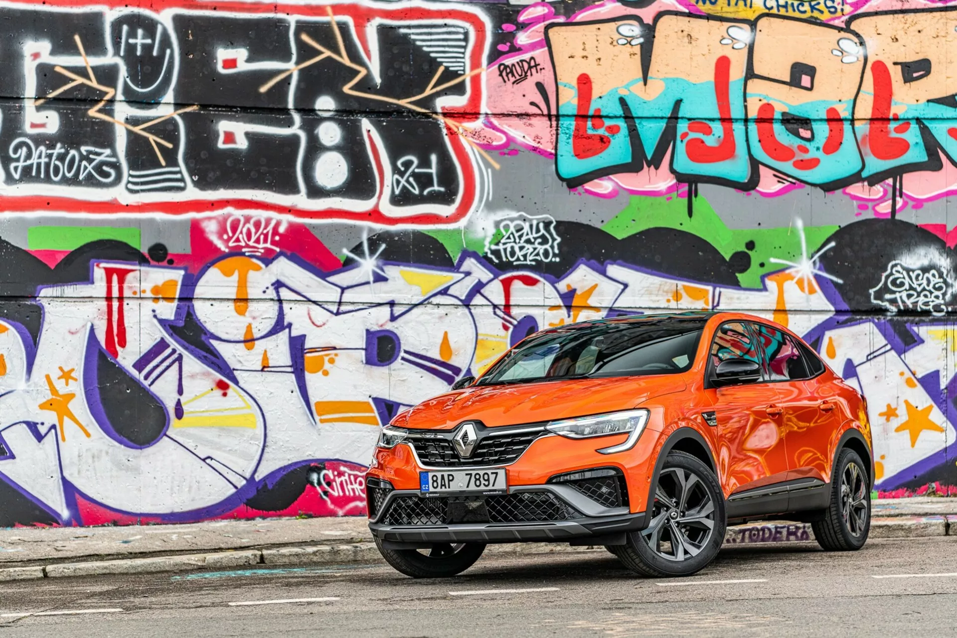 Predný pohľad na Renault Arkana 2021, ktorý ukazuje jeho elegantný dizajn, charakteristické LED svetlomety a aerodynamické kontúry.