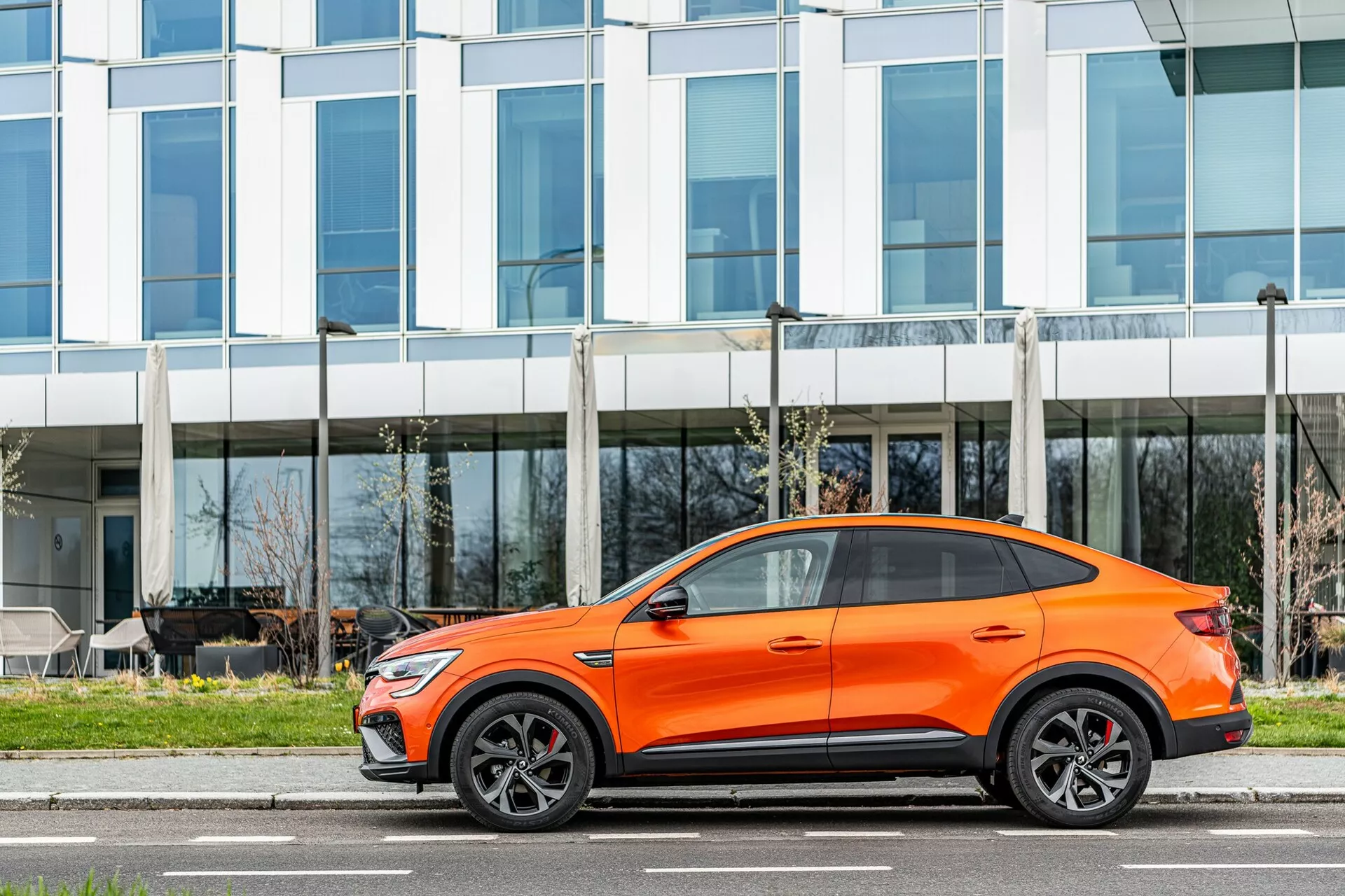 Renault Arkana 2021 - elegantný crossover SUV so športovým dizajnom, elegantnými líniami a pokročilými technologickými vlastnosťami