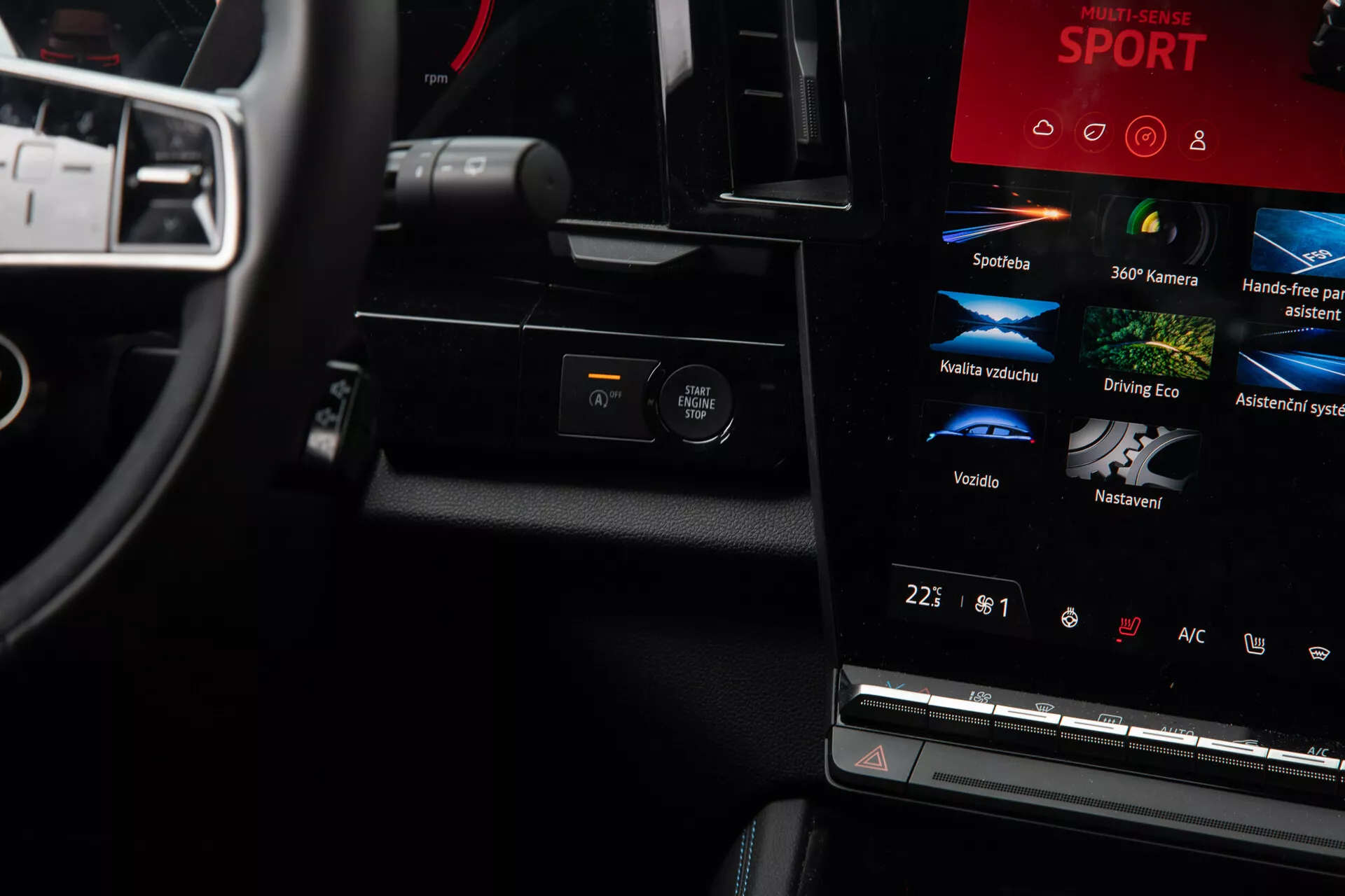 Detailný pohľad na interiér Renault Austral 2022 so zameraním na prístrojový panel a stredový konzol s dotykovou obrazovkou infotainmentu, multifunkčným volantom potiahnutým kožou a nastaveniami klímy