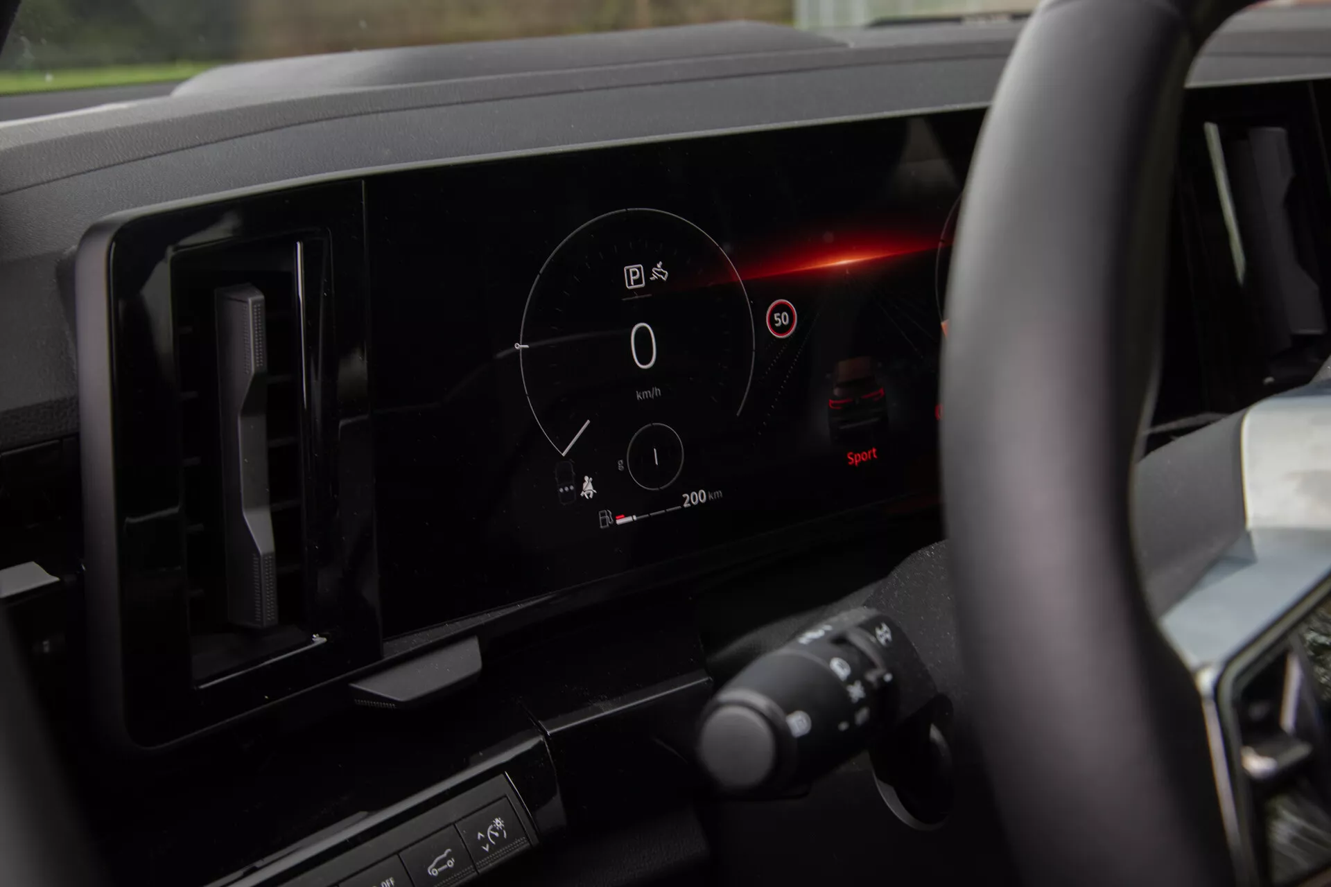 Detailný pohľad do interiéru Renault Austral 2022 zobrazujúci digitálny prístrojový panel a časť volantu z pohľadu spolujazdca