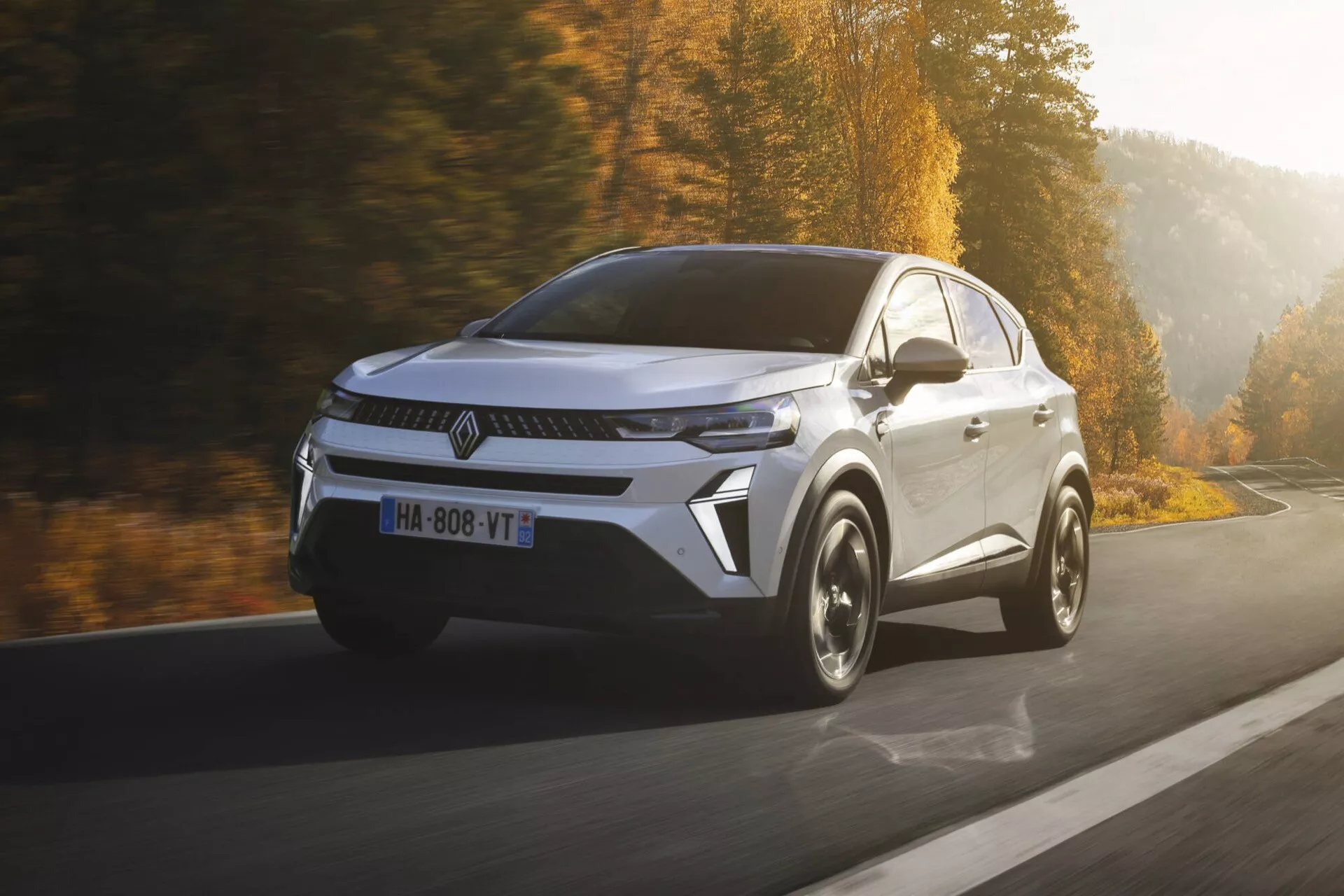 Novo vydaný model Renault Captur 2024 (II-Facelift) vo výraznej bordovej farbe ukazuje vylepšené funkcie, elegantný dizajn a modernú technológiu