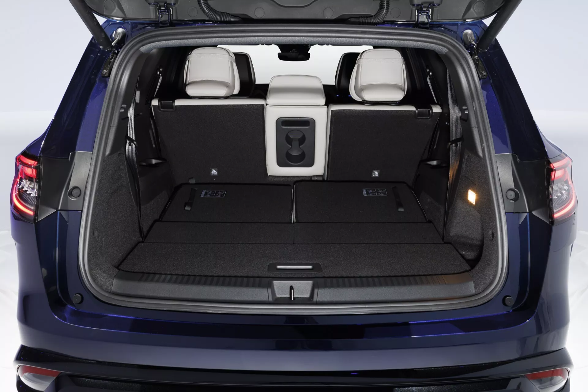 Zadný pohľad na Renault Espace 2023 s dôrazom na otvorený kufor a nákladový priestor s detailnou konfiguráciou interiéru z vyvýšenej perspektívy