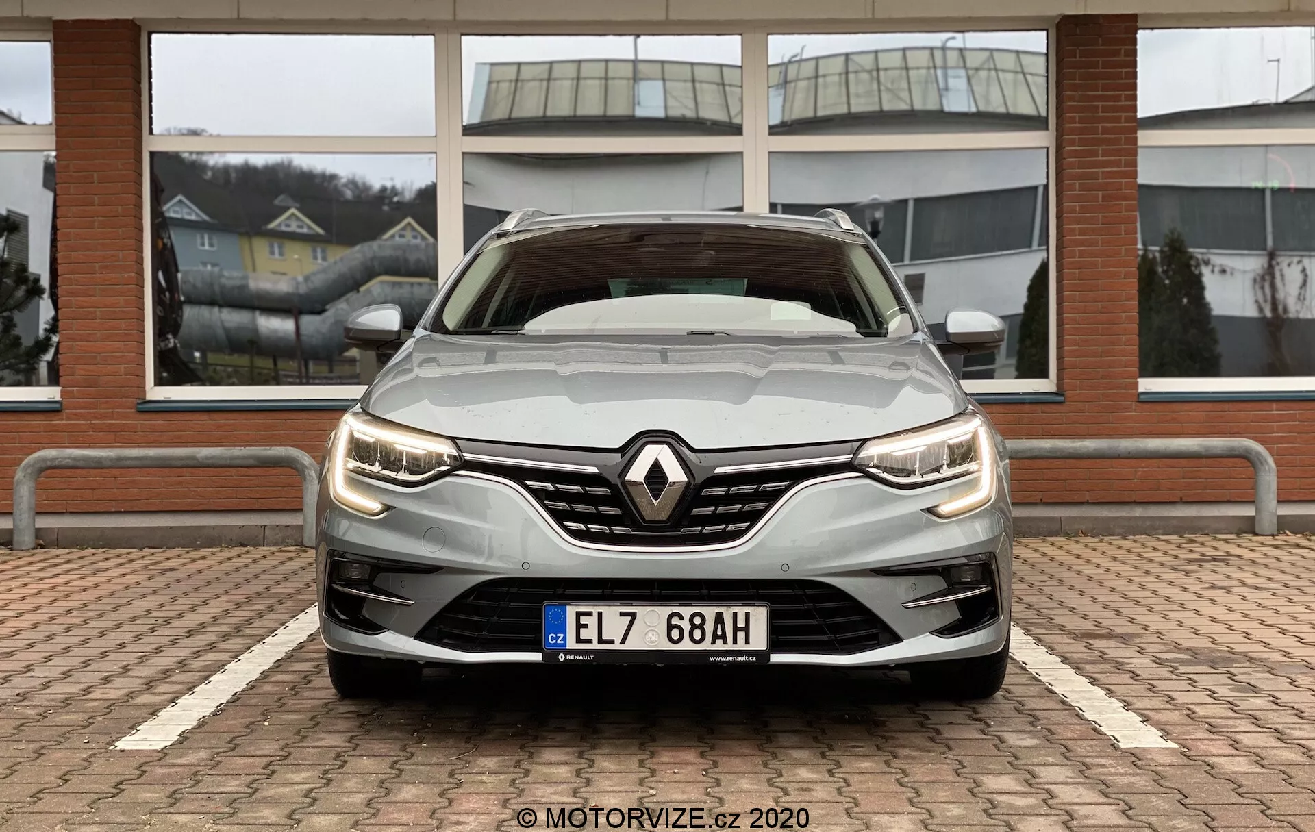 Elektrické vozidlo Renault Megane E-Tech 2022 s elegantným, moderným dizajnom, dynamickými LED svetlometmi, aerodynamickými krivkami a priestranným, technologicky pokročilým interiérom.