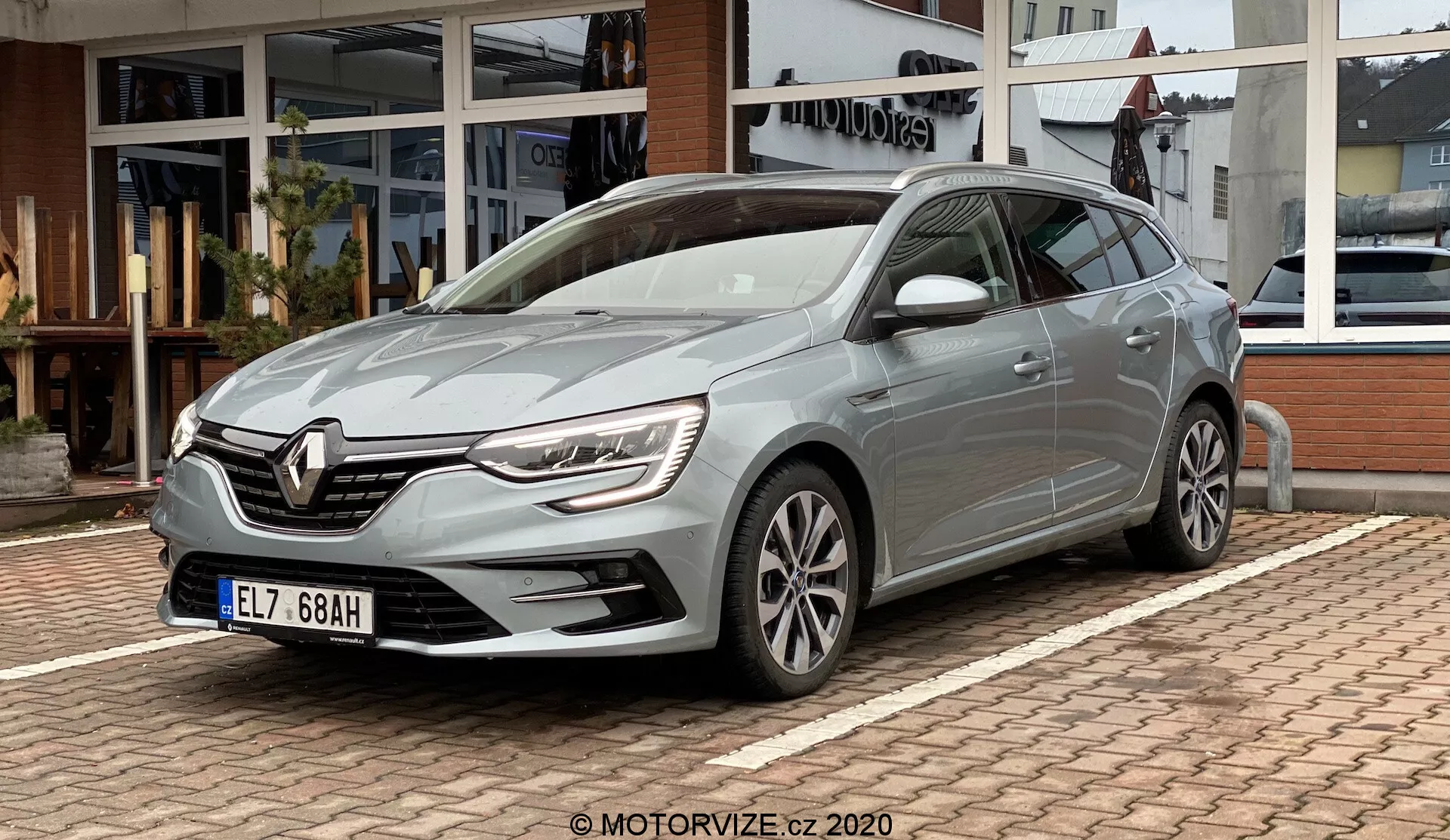 Renault Megane 2022 E-Tech - Elegantný dizajn s pokročilým elektrickým pohonom, inovatívna technológia a moderná estetika