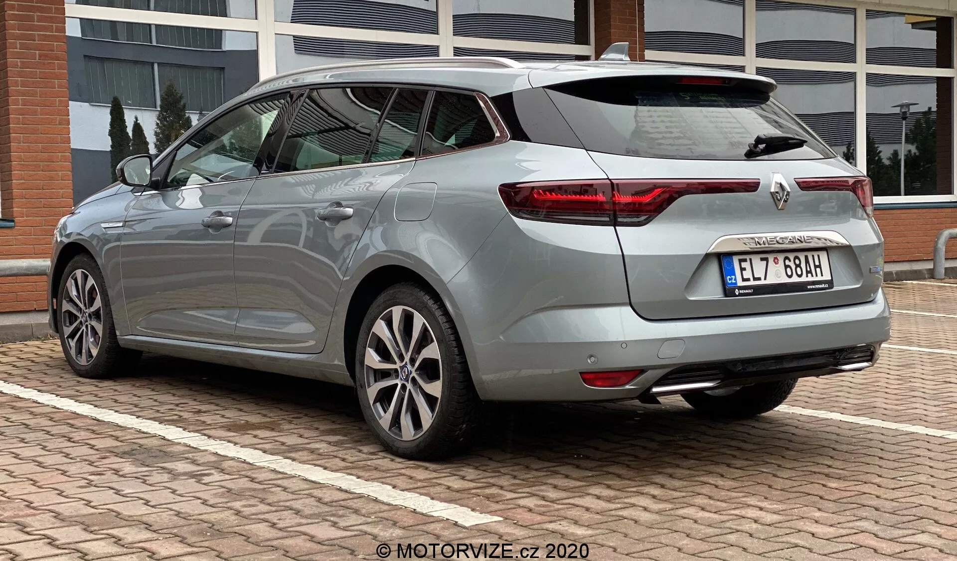 Elegantný Renault Megane E-Tech 2022 s pokročilou elektrickou technológiou, elegantným dizajnom a modernými funkciami