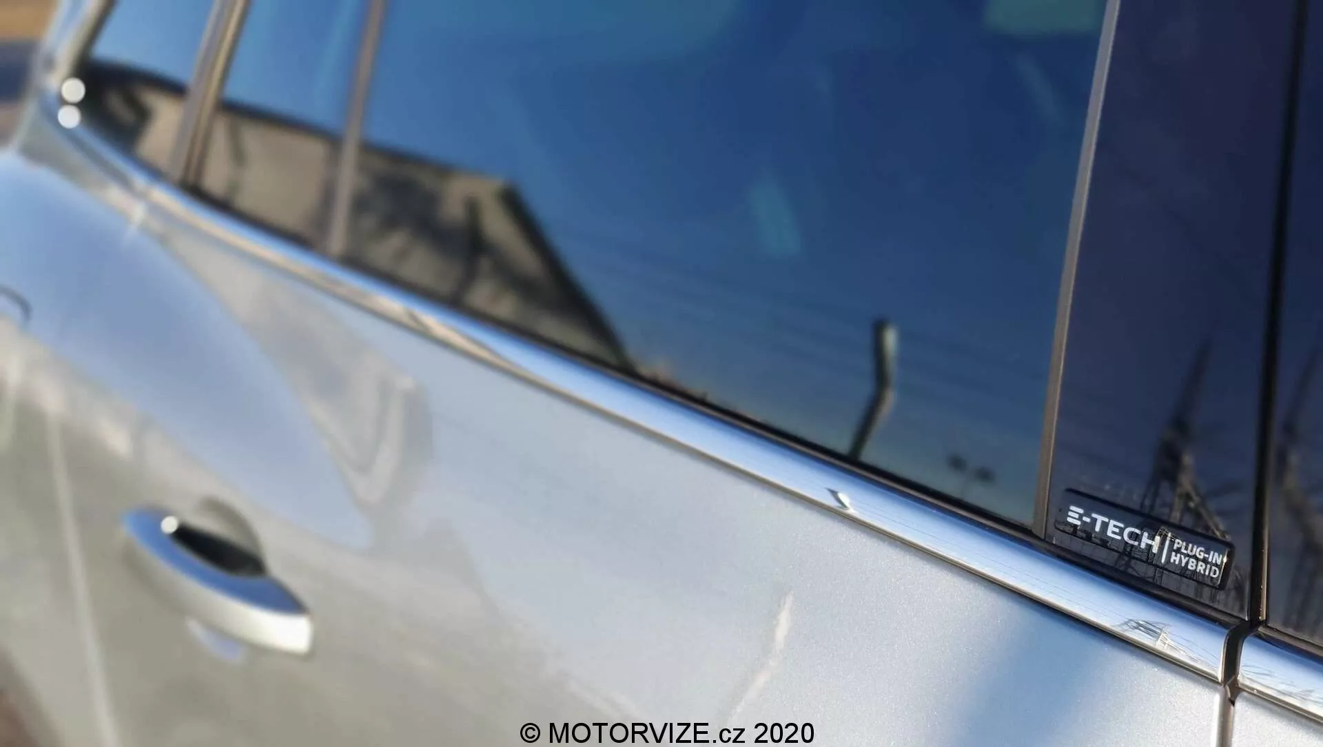 Renault Megane E-Tech 2022 s elegantným aerodynamickým dizajnom, modernými LED svetlometmi, pokročilou technológiou elektrického vozidla, priestranným a high-tech interiérom s digitálnym kokpitom a špičkovými bezpečnostnými funkciami.