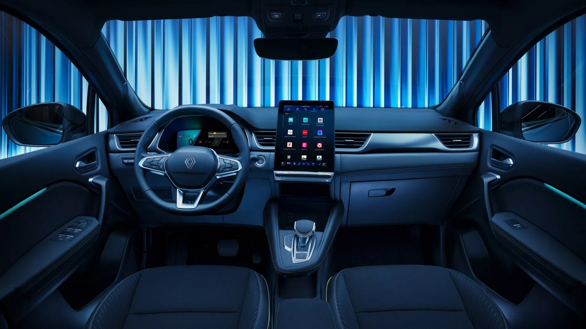 Pohľad na interiér vozidla Renault Symbioz 2024, ukazujúci modernú prednú kabínu z centrálnej perspektívy zadného sedadla. Obrázok zvýrazňuje multifunkčné volant s výrazným logom a ovládacími tlačidlami pre audio, hlasové ovládanie a adaptívny tempomat. Digitálny prístrojový panel zobrazuje základné informácie o jazde. V strede je vertikálne orientovaný dotykový infotainment systém riadiaci médiá, navigáciu, nastavenie klímy a integráciu so smartfónom. Palubná doska má elegantný horizontálny dizajn s akcentami v piano-čiernej a kovovej farbe, doplneným modrým ambientným osvetlením. Stredová konzola obsahuje ergonomickú radiacu páku pre automatickú prevodovku a malý úložný priestor alebo bezdrôtovú nabíjaciu podložku. Prémiové čalúnenie s perforovanými a pevnými plochami naznačuje vyhrievané alebo vetrané sedadlá. Zameranie je na pokročilé technologické a komfortné prvky interiéru.