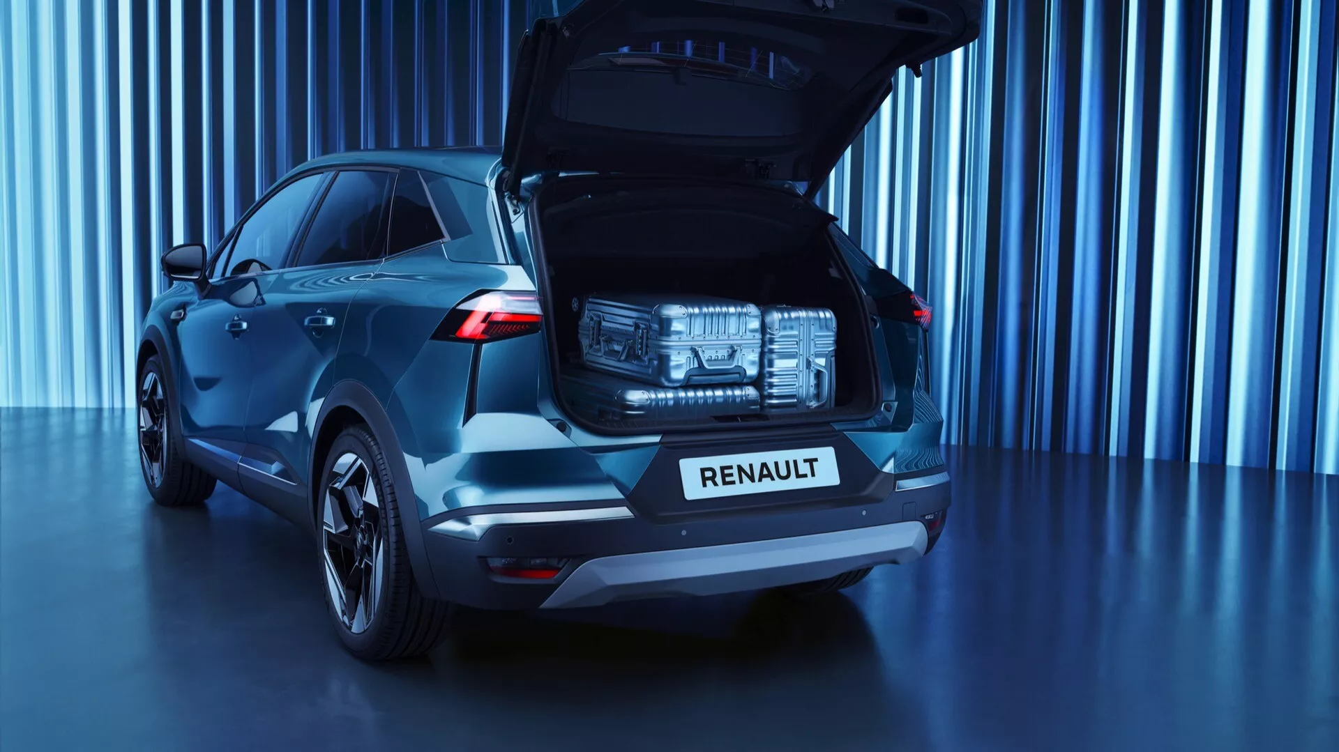Zadný trojštvrťový pohľad na SUV Renault Symbioz 2024 prvej generácie v tmavomodrej farbe, s vystavením priestranného otvoreného kufra, výraznými LED zadnými svetlami, chrómovým nápisom 'RENAULT' na veku kufra, moderným dizajnom zadného skla, viacramennými zliatinovými kolesami a štúdiovým prostredím s futuristickým modrým ladeným pozadím.