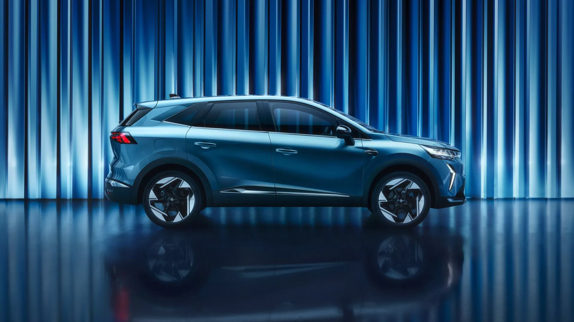 Bočný profil Renaultu Symbioz z roku 2024, ktorý ukazuje svoj elegantný aerodynamický dizajn, viacramenné hliníkové kolesá, zvýšenú svetlú výšku a integrované bočné zrkadlá, čo zdôrazňuje moderné SUV/crossover v štúdiovom prostredí.