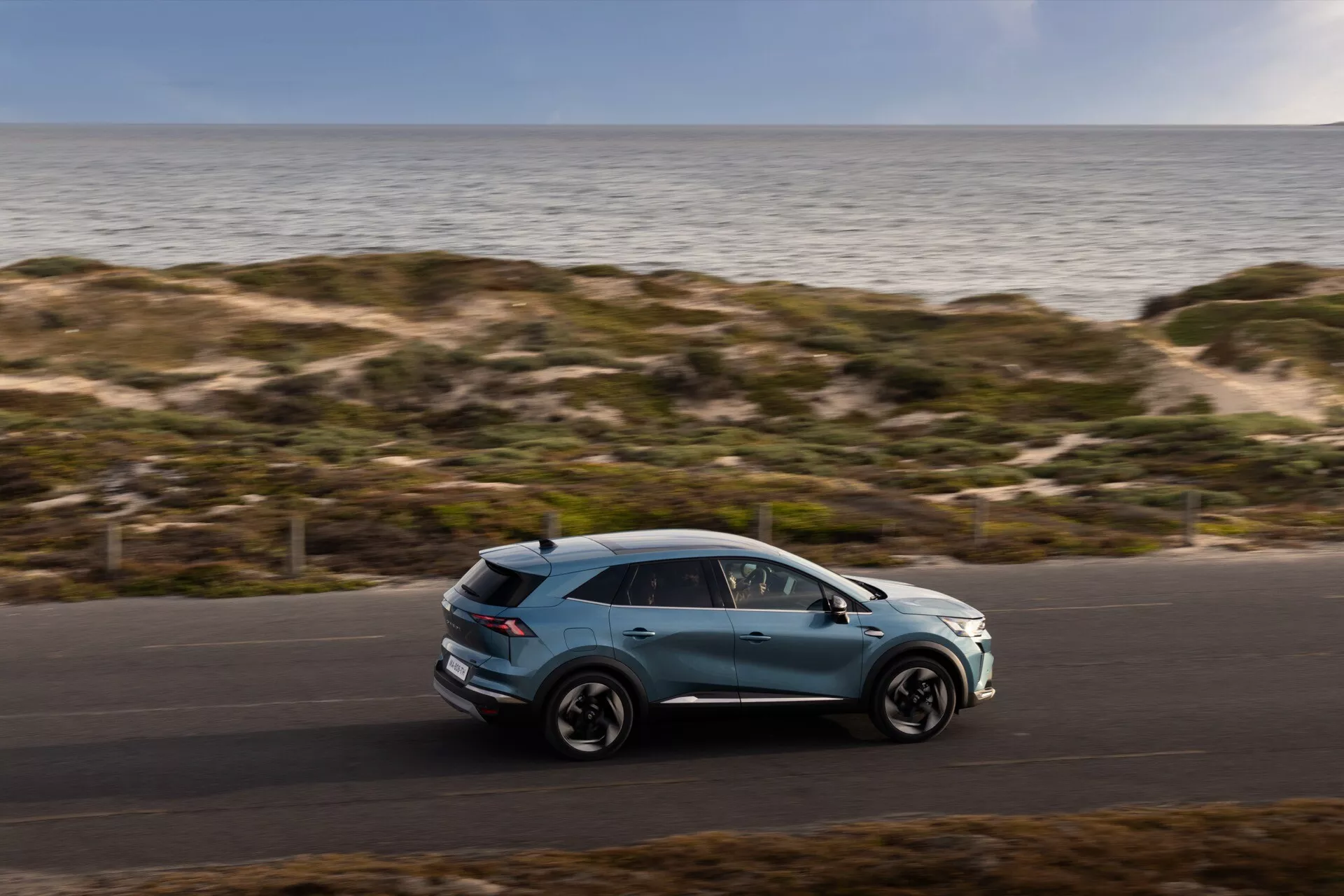 Renault Symbioz 2024 prvá generácia elektromobilu s elegantným futuristickým dizajnom a pokročilými schopnosťami autonómnej jazdy
