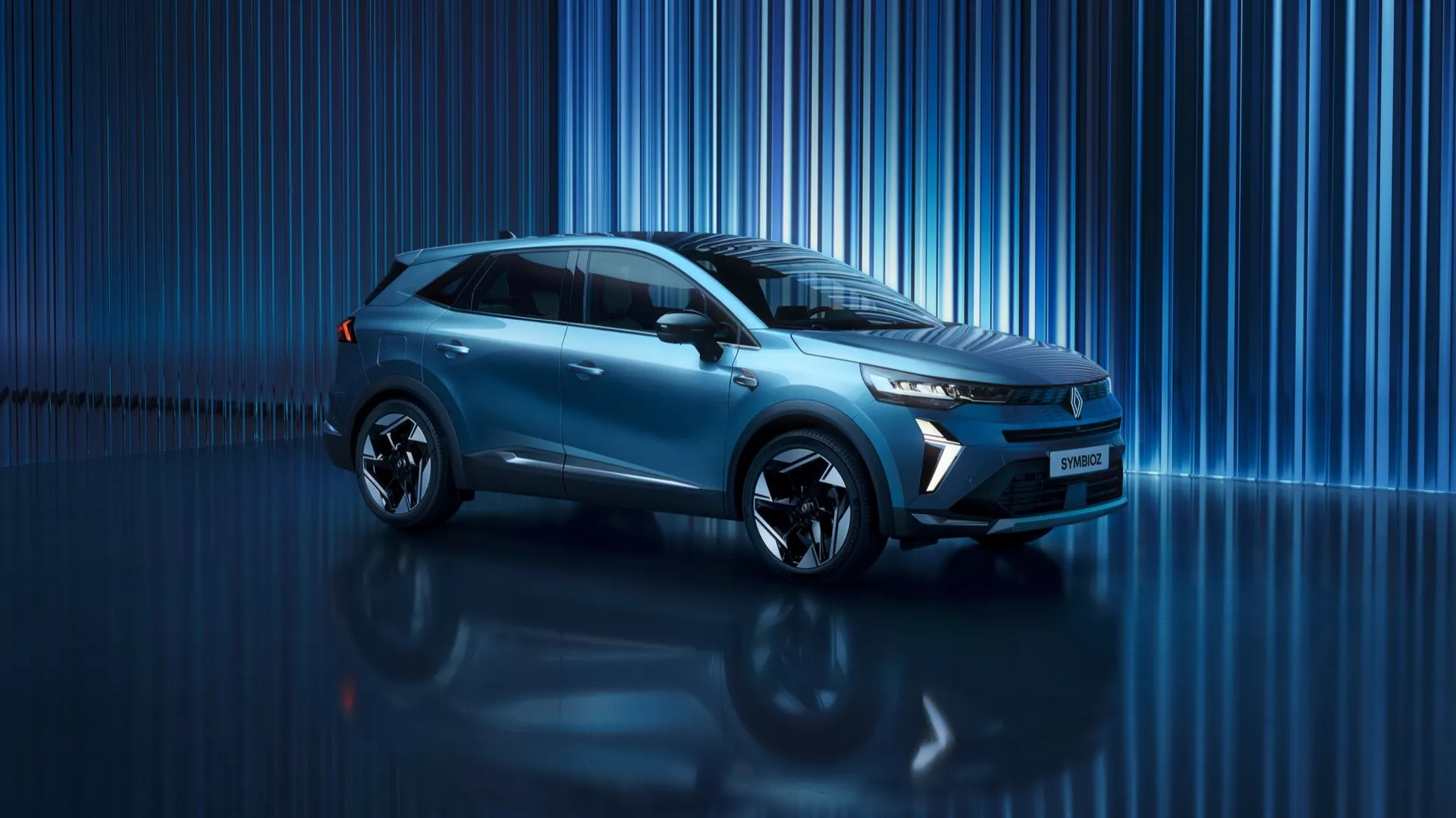 Obraz zobrazuje moderné SUV crossover so zvýšenou svetlou výškou, viditeľné približne pod uhlom štyridsaťpäť stupňov. Auto ukazuje svoju prednú ľavú štvrtinu, čo umožňuje jasný pohľad na jeho predný a bočný profil. Predná časť obsahuje pravdepodobne štýlovo spracovanú mriežku a ostré, uhlové svetlomety pre moderný vzhľad. Vstavané oblasti pod svetlometmi môžu byť hmlovky alebo vzduchové kanály. Kapota je hladká, čo pridáva na modernom dizajne. Bočný profil odhaľuje silnú ramennú líniu, integrované bočné zrkadlá a okná s možnou chrómovou alebo lesklou lištou. Veľké zliatinové kolesá majú športový viacramenný dizajn a tyrkysová alebo svetlomodrá metalická farba pridáva lesklý nádych. Auto sa zdá byť v showroomu s lesklou podlahou, ktorá odráža vozidlo. Pozadie tvorené vertikálnymi modrými čiarami zvyšuje pocit pohybu a digitálnej technológie. Dizajnové prvky naznačujú pokročilú aerodynamiku a môže ísť o hybridné alebo plne elektrické vozidlo, vybavené LED osvetlením, asistenčnými systémami pre vodiča, možnosťami konektivity a infotainment systémami.