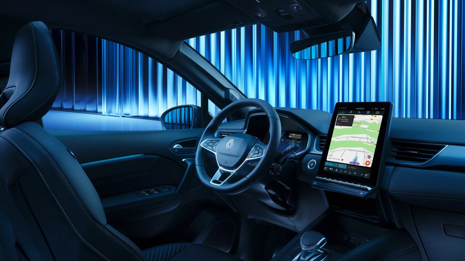 Vnútorný záber na Renault Symbioz 2024 zameraný na modernú prístrojovú dosku s veľkým vertikálne orientovaným dotykovým displejom, multifunkčným volantom, digitálnym prístrojovým panelom a elegantným dizajnom s koženkovými sedadlami a modrým ambientným osvetlením.