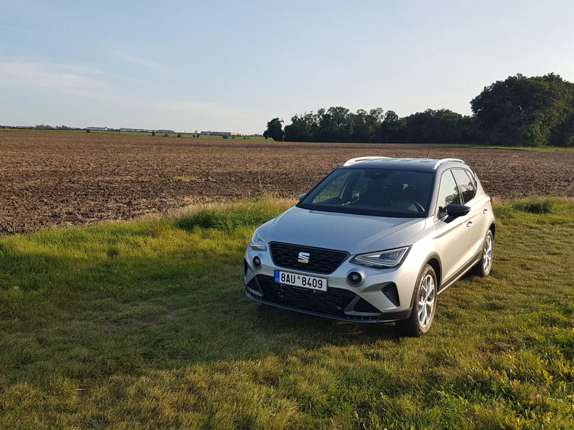 Kompaktné SUV Seat Arona z roku 2017 v dynamickom šoférovaní predvádzajúce svoj elegantný dizajn a moderné vlastnosti