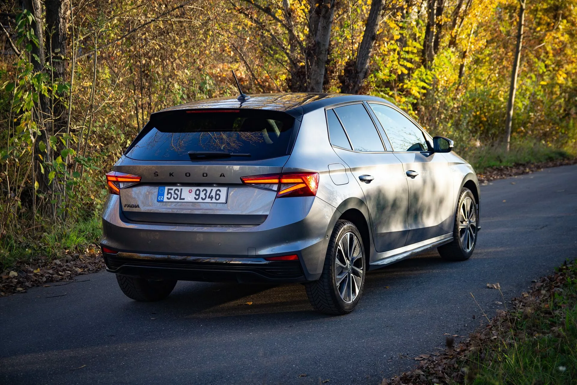 Škoda Fabia 2021 ponúka elegantný a moderný dizajn s aerodynamickými líniami, priestranným interiérom, pokročilým infotainmentovým systémom a úsporným motorom, čo poskytuje dynamický jazdný zážitok.