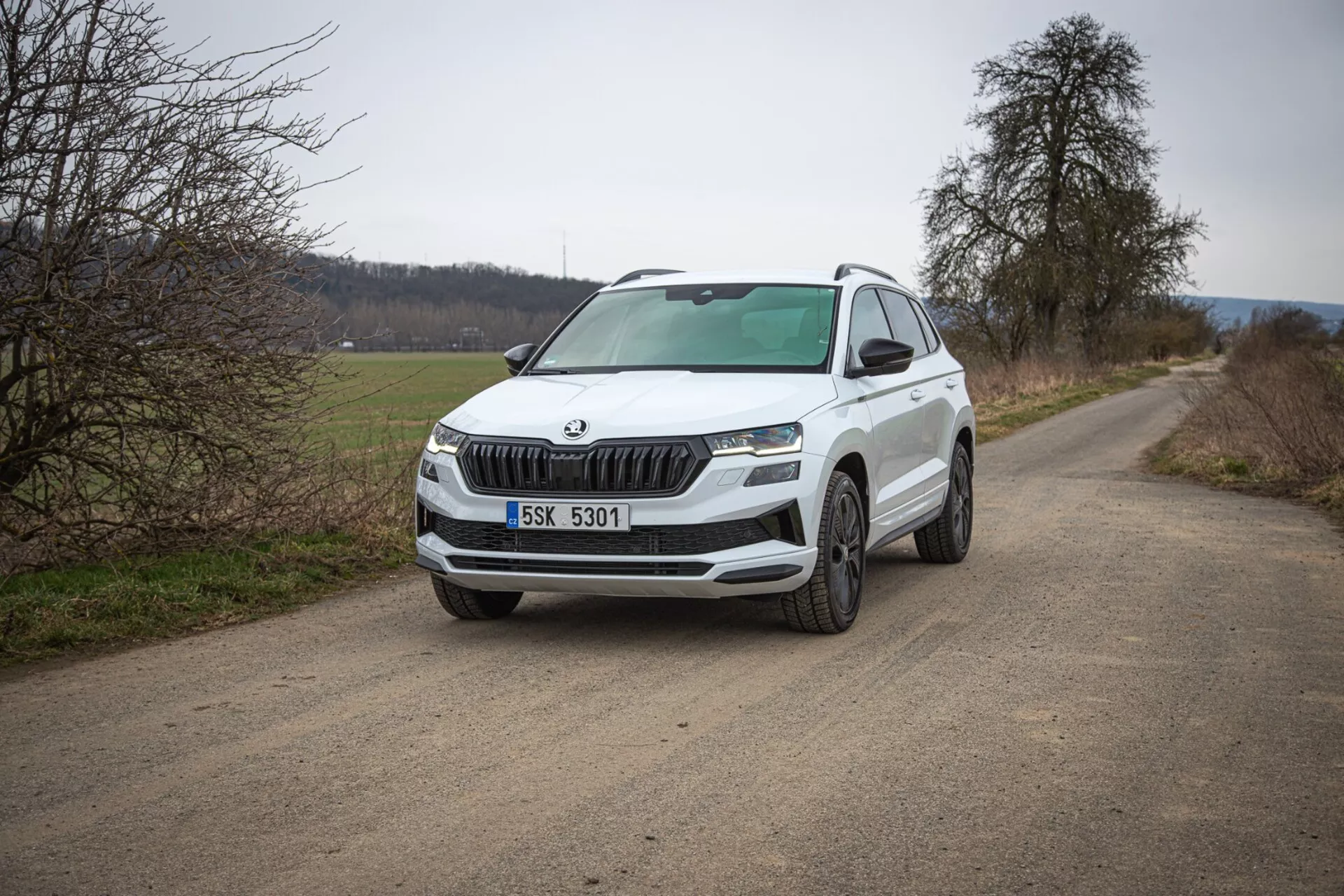 SUV Skoda Karoq 2021 v dynamickom vonkajšom prostredí, ktoré zvýrazňuje elegantný dizajn a pokročilé funkcie