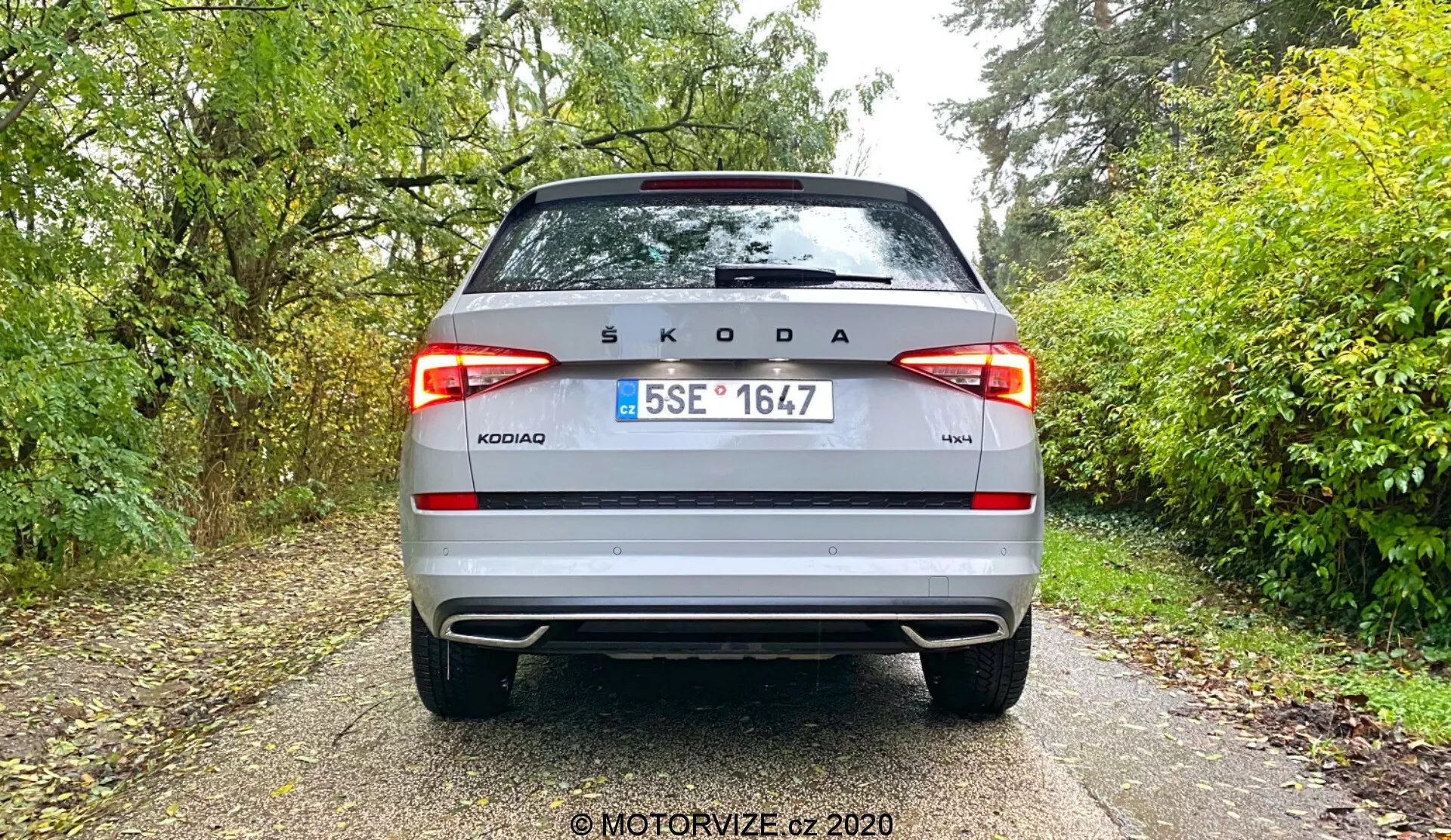 Pohľad na zadný uhol striebornej Škody Kodiaq 2017. Výrazne zobrazuje zadné logo Škoda v strede, názov modelu 'KODIAQ' a označenie výbavy '4x4', s českou poznávacou značkou medzi modernými LED zadnými svetlami, dvojfarebným nárazníkom, odrazkami a prípadne parkovacími senzormi.