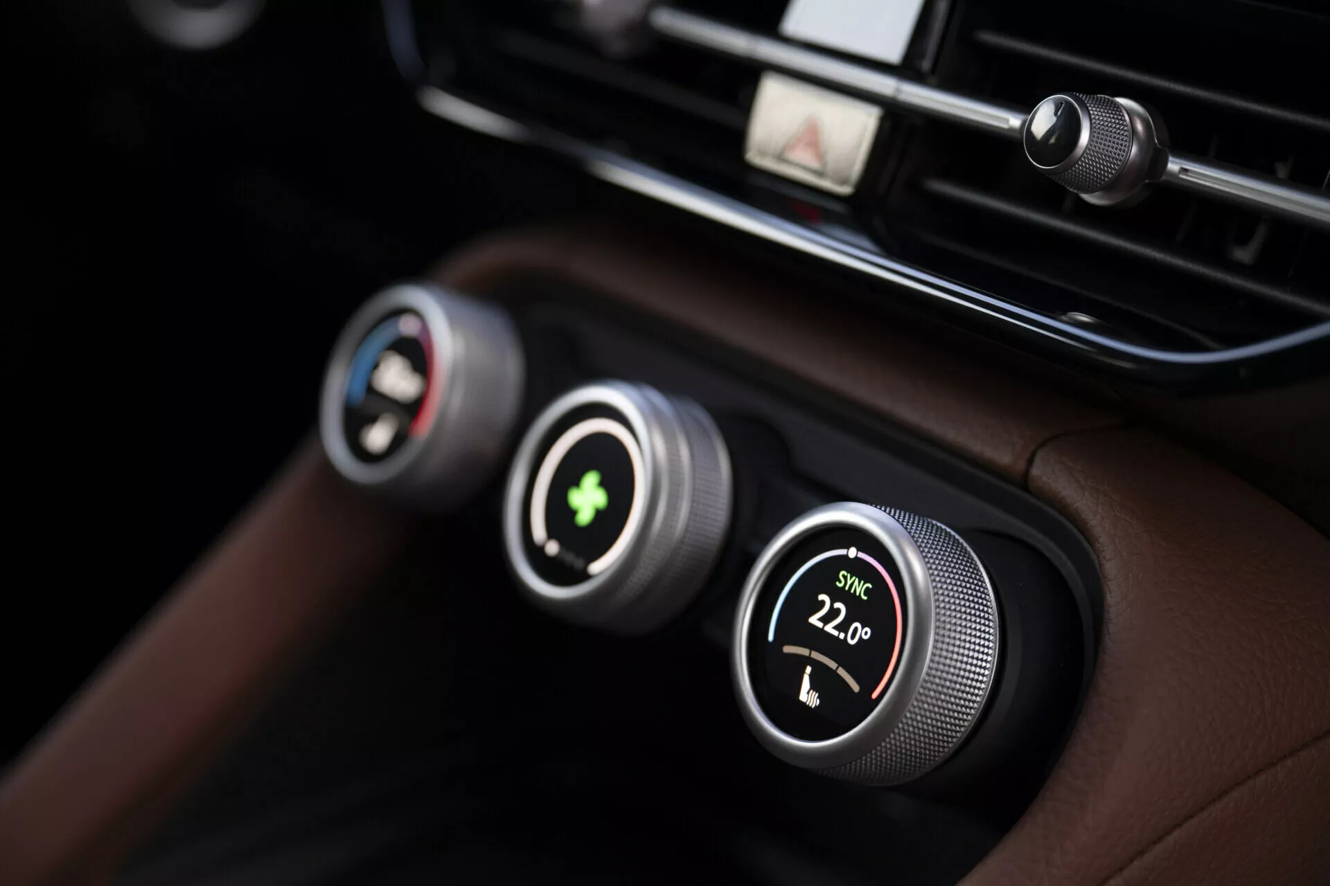 Detailný pohľad na systém klimatizácie Skoda Kodiaq 2024 s duálnym ovládaním teploty, kovovými gombíkmi a digitálnymi displejmi na prémiovej čiernej koženej palubnej doske