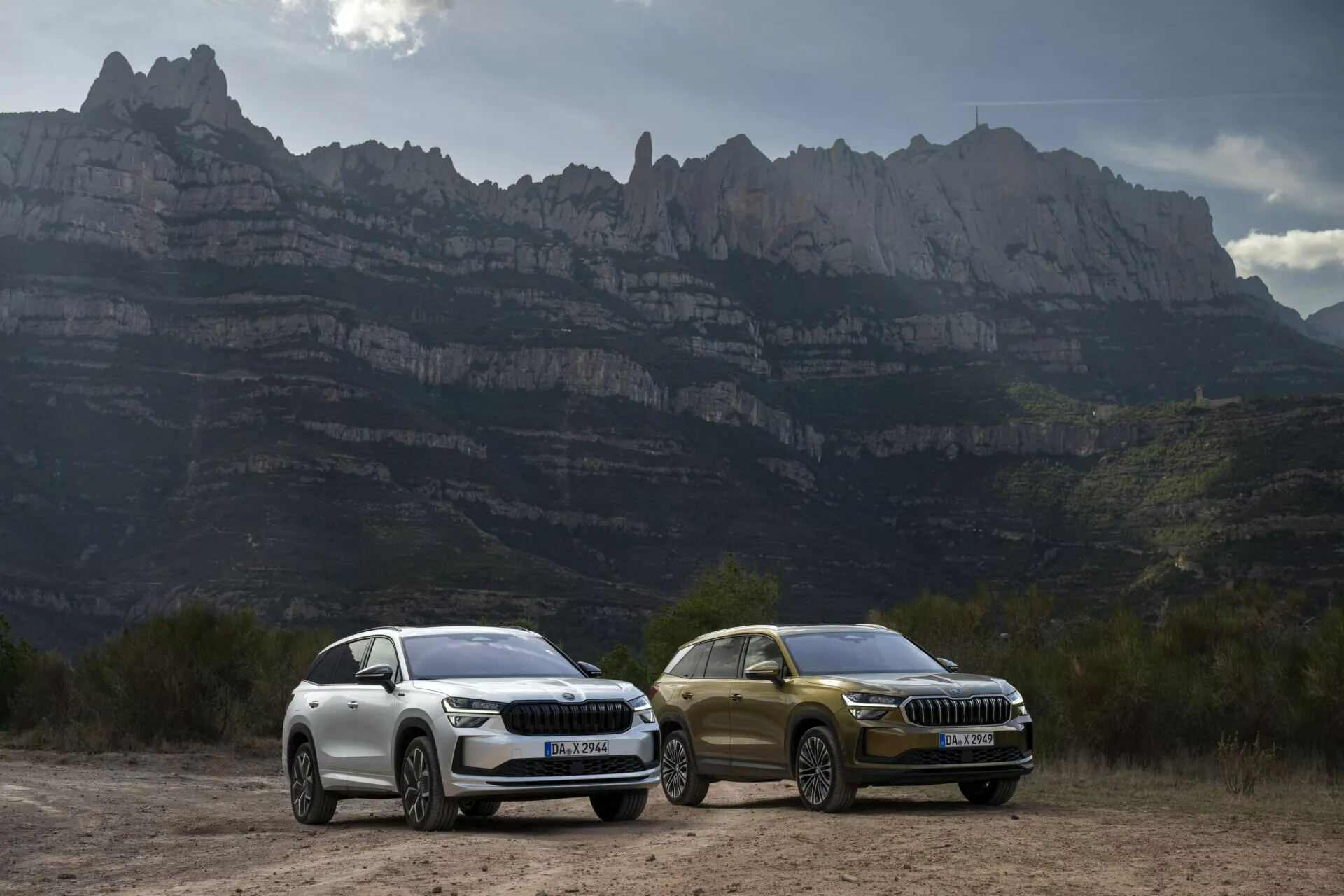 SUV Skoda Kodiaq 2024 s LED svetlami a luxusnými dizajnovými prvkami zaparkované vonku na pozadí horskej krajiny, zvýrazňujúce aerodynamické vlastnosti, zliatinové kolesá a pokročilú technológiu vhodnú pre dobrodružnú jazdu.