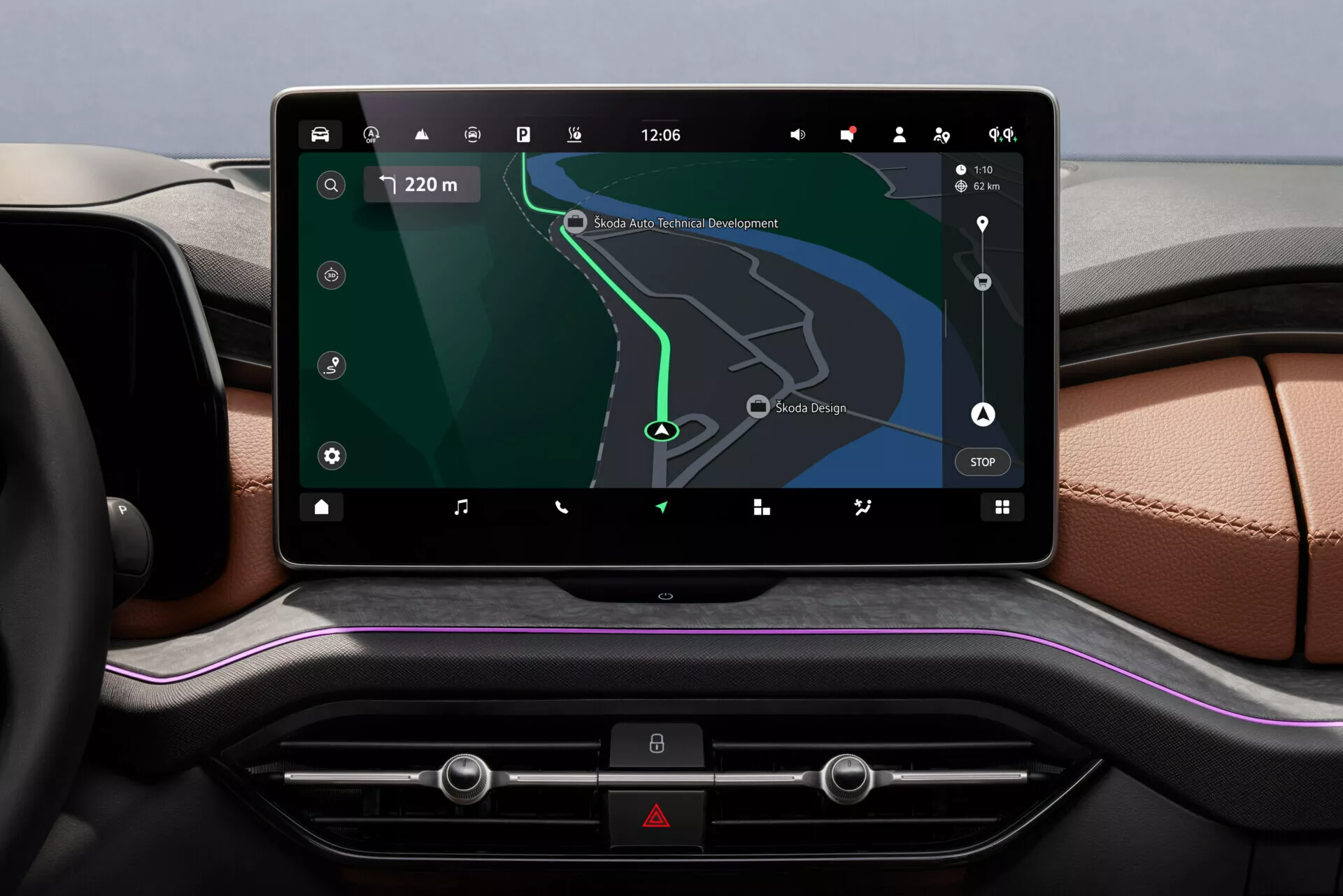 Interiér Škoda Kodiaq 2024 s veľkou dotykovou obrazovkou infotainment zobrazením s GPS navigáciou na palubnej doske, integráciou pokročilých nastavení vozidla a ovládania klímy, obklopená luxusnými materiálmi a dizajnovými akcentmi.