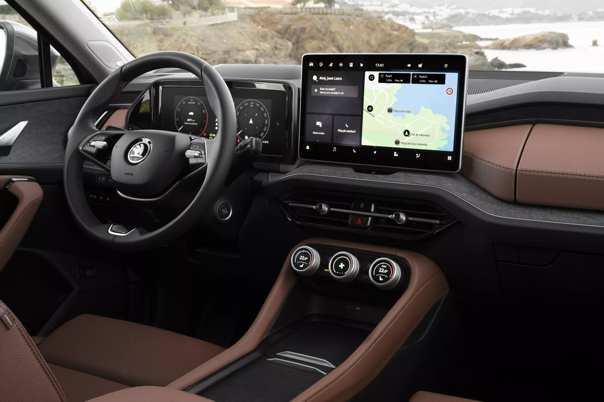 Detailný pohľad na interiér Škoda Kodiaq 2024 z pohľadu vodiča, zobrazujúci palubnú dosku a technologické prvky vrátane digitálneho prístrojového panela, dotykového infotainment systému s navigáciou, luxusného dvojfarebného čalúnenia, ambientného osvetlenia a moderných možností pripojenia