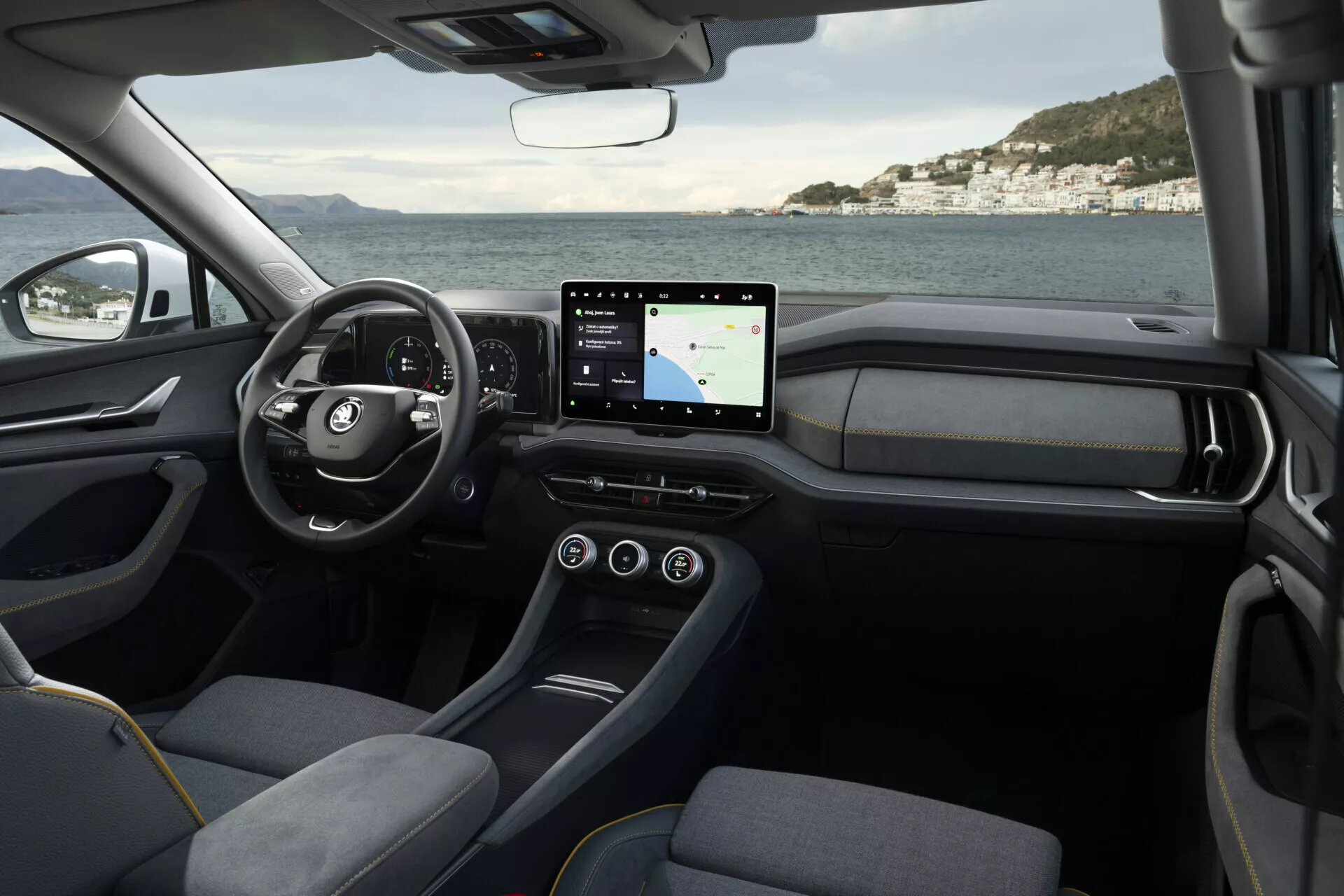 Interiér Škoda Kodiaq 2024 zobrazujúci stranu vodiča s pohľadom na volant, prístrojovú dosku a stredovú konzolu zdôrazňujúcu moderný dizajn a technológiu