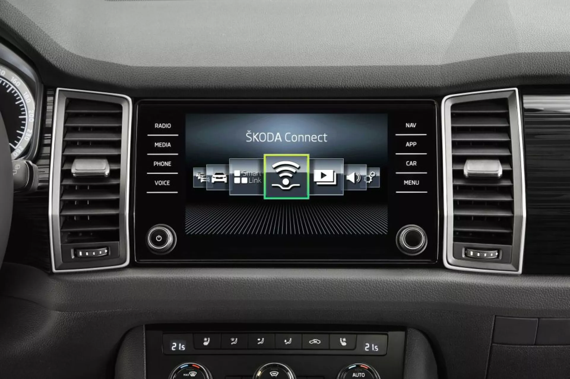 Centrálna časť palubnej dosky Škoda Kodiaq 2017 s dotykovým informačným systémom zobrazujúcim ŠKODA Connect a panelom klímy s dvojitou reguláciou teploty